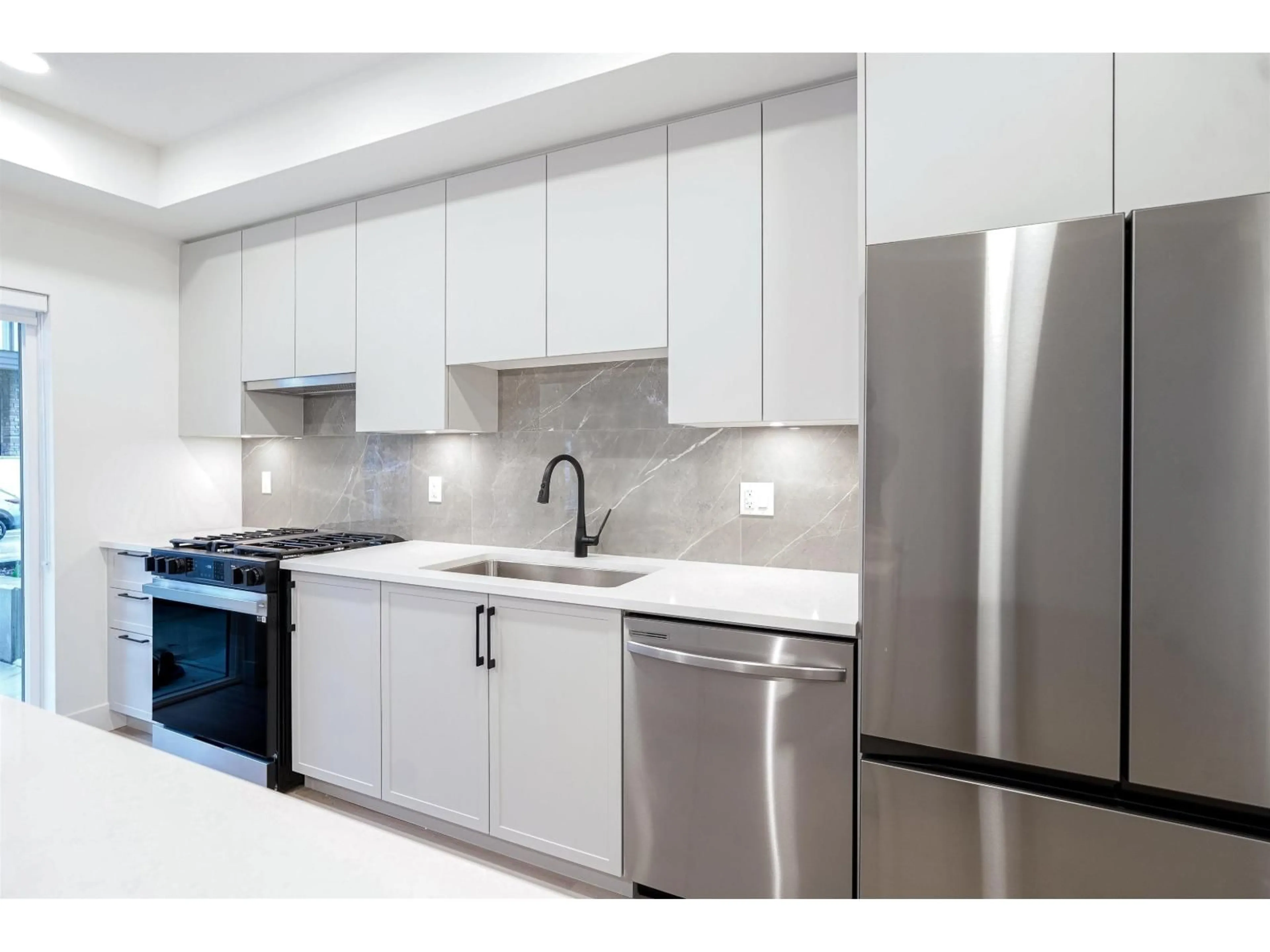 Standard kitchen, ceramic/tile floor for 104 - 3528 146A STREET, White Rock British Columbia V4P0H4