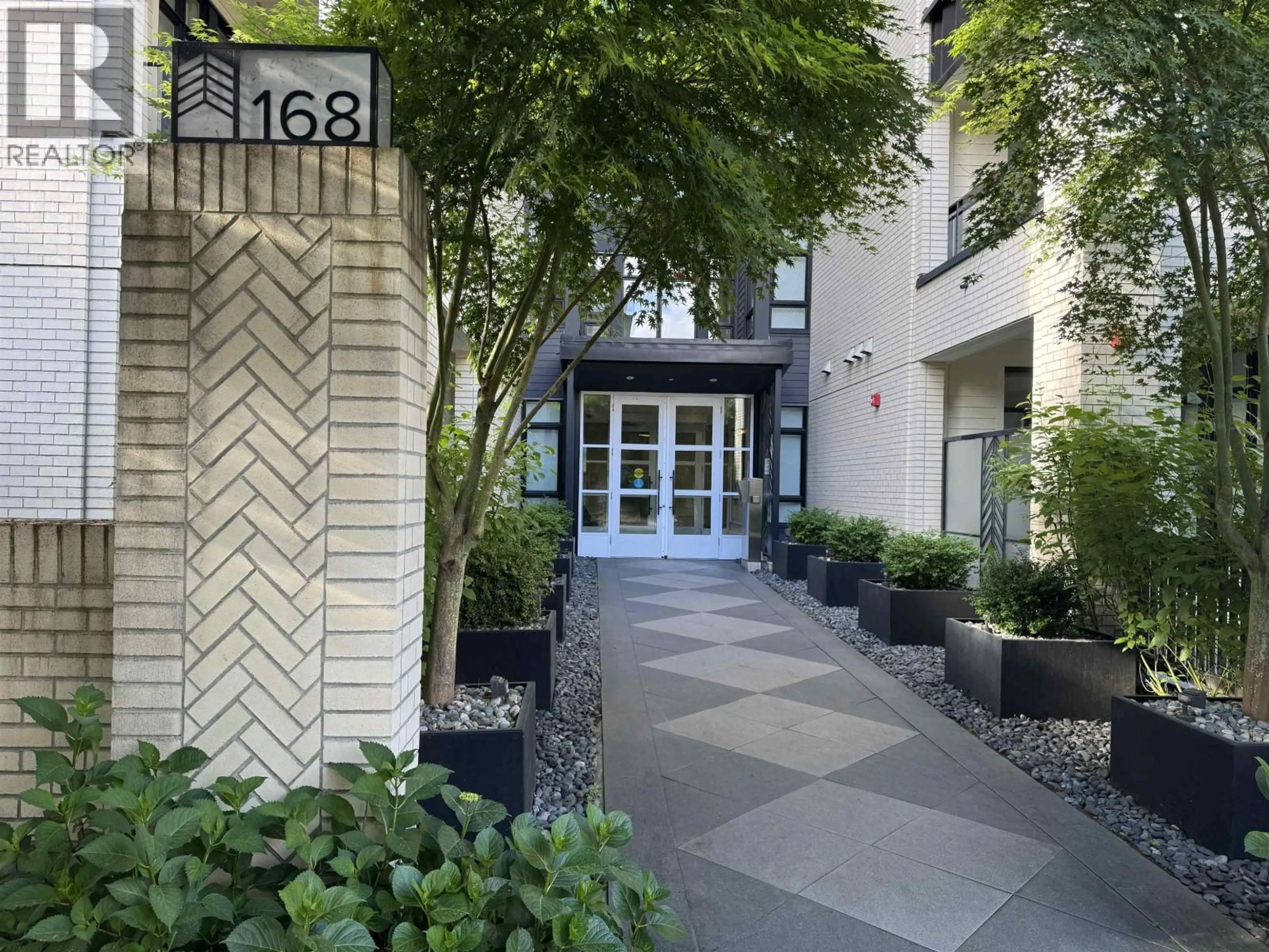 Indoor foyer for 306 - 168 35TH AVENUE, Vancouver British Columbia V5W1A6