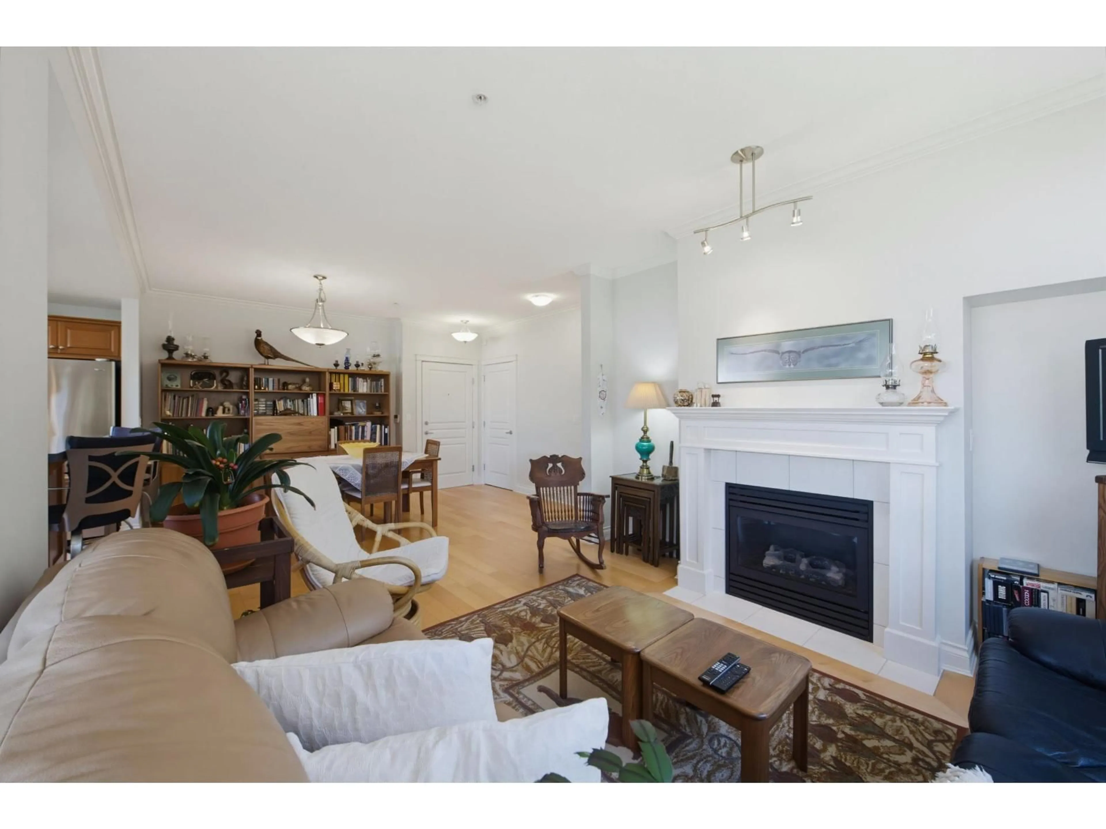 Living room with furniture, wood/laminate floor for 204 - 15357 17A AVENUE, Surrey British Columbia V4A1V4