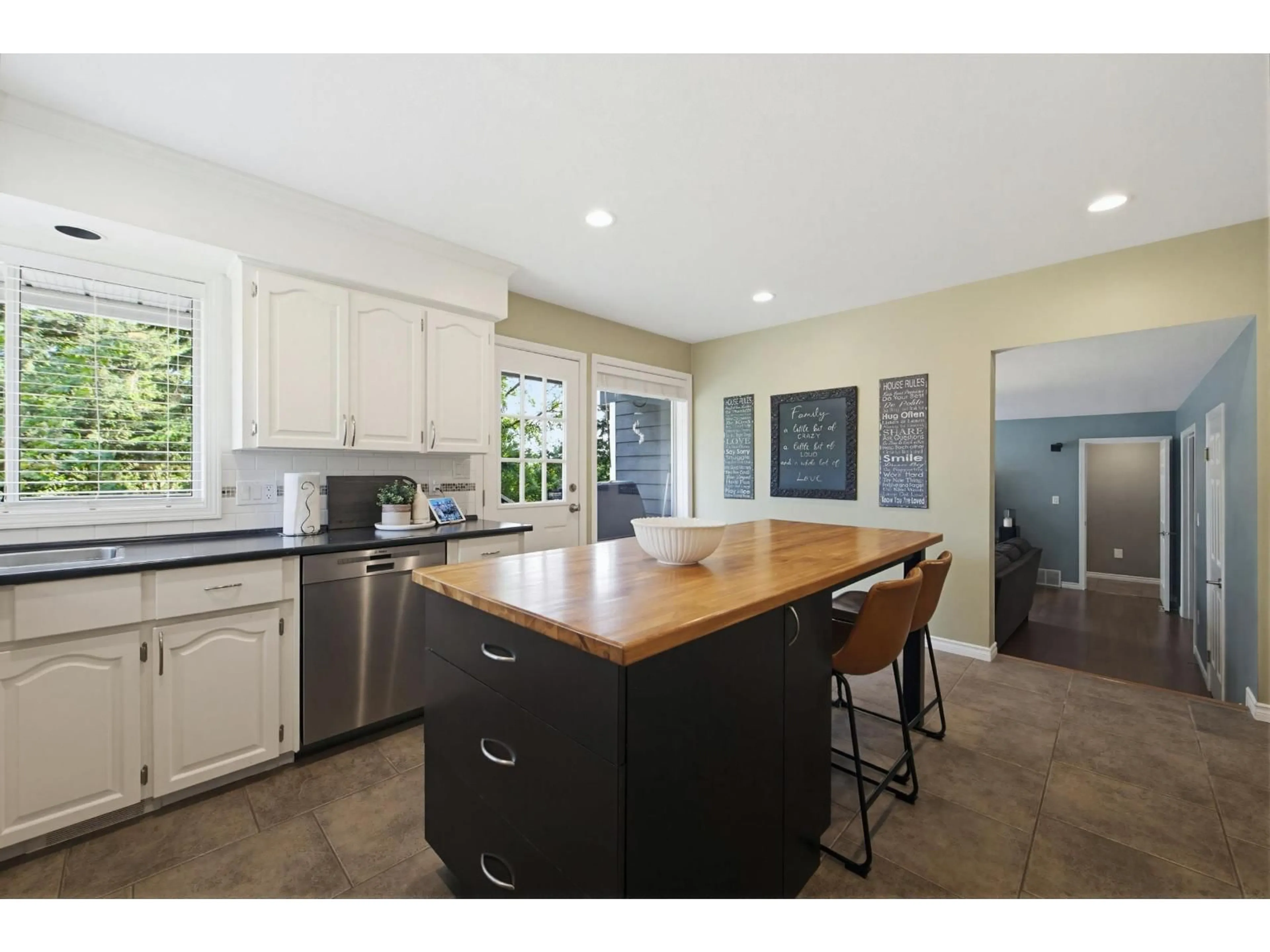 Open concept kitchen, ceramic/tile floor for 2322 HAMPSHIRE PLACE, Abbotsford British Columbia V2S6N4
