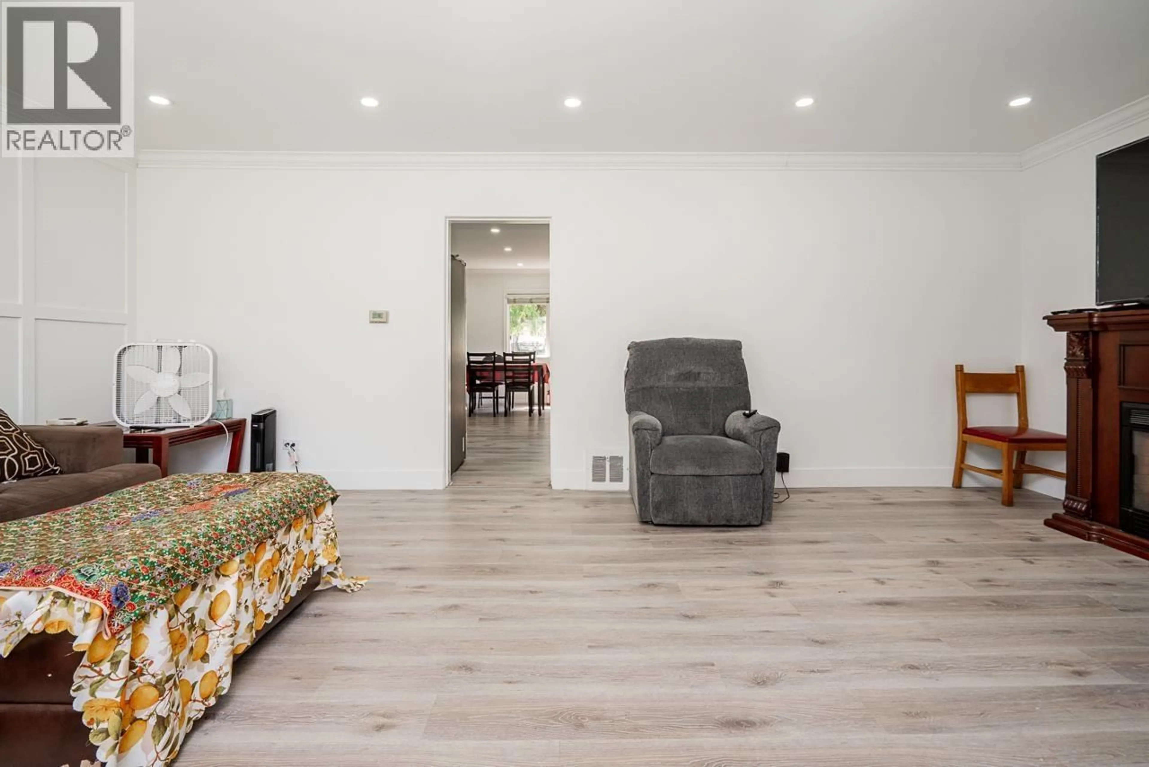 Living room with furniture, wood/laminate floor for 730 COLBORNE STREET, New Westminster British Columbia V3L2E2