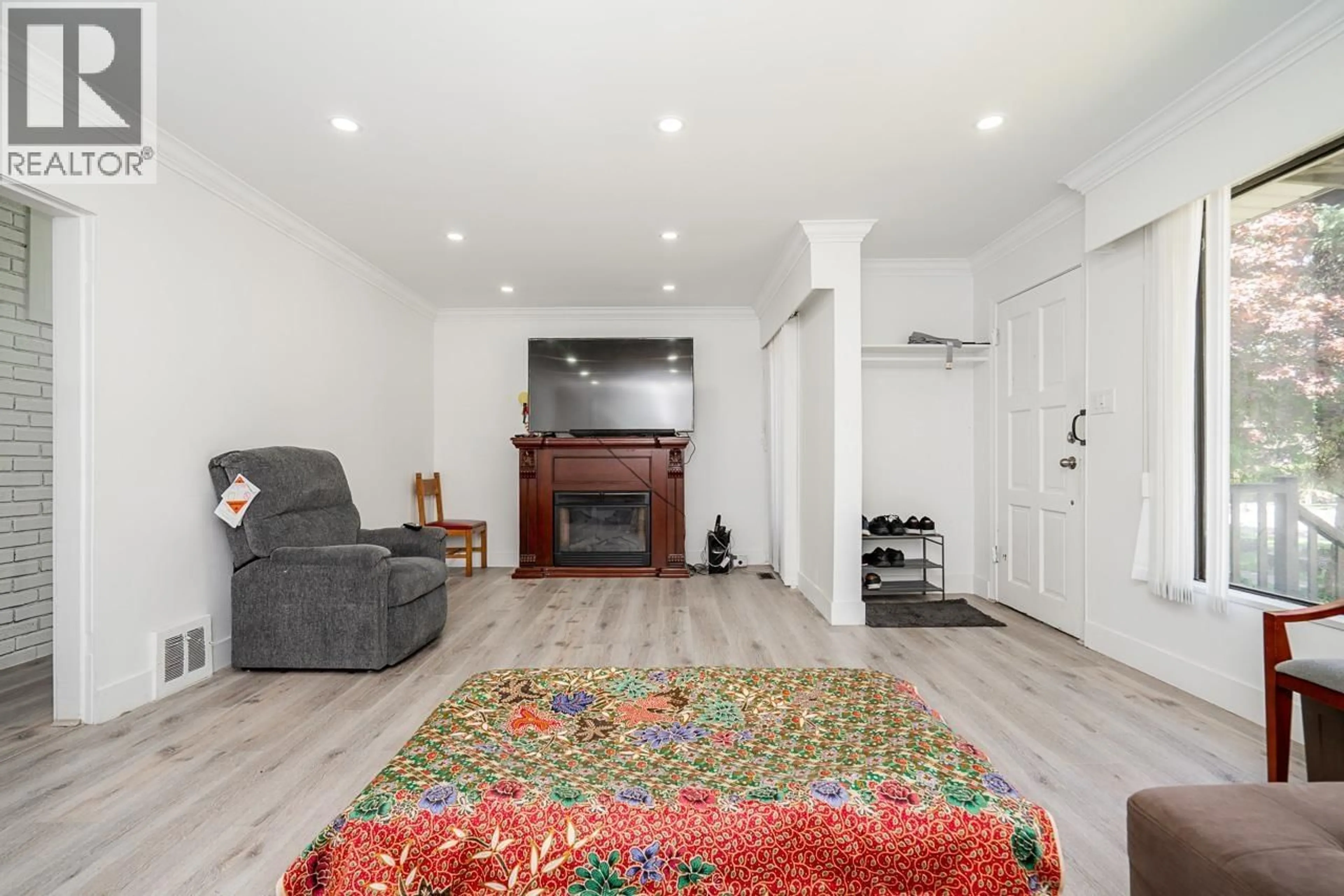 Living room with furniture, unknown for 730 COLBORNE STREET, New Westminster British Columbia V3L2E2