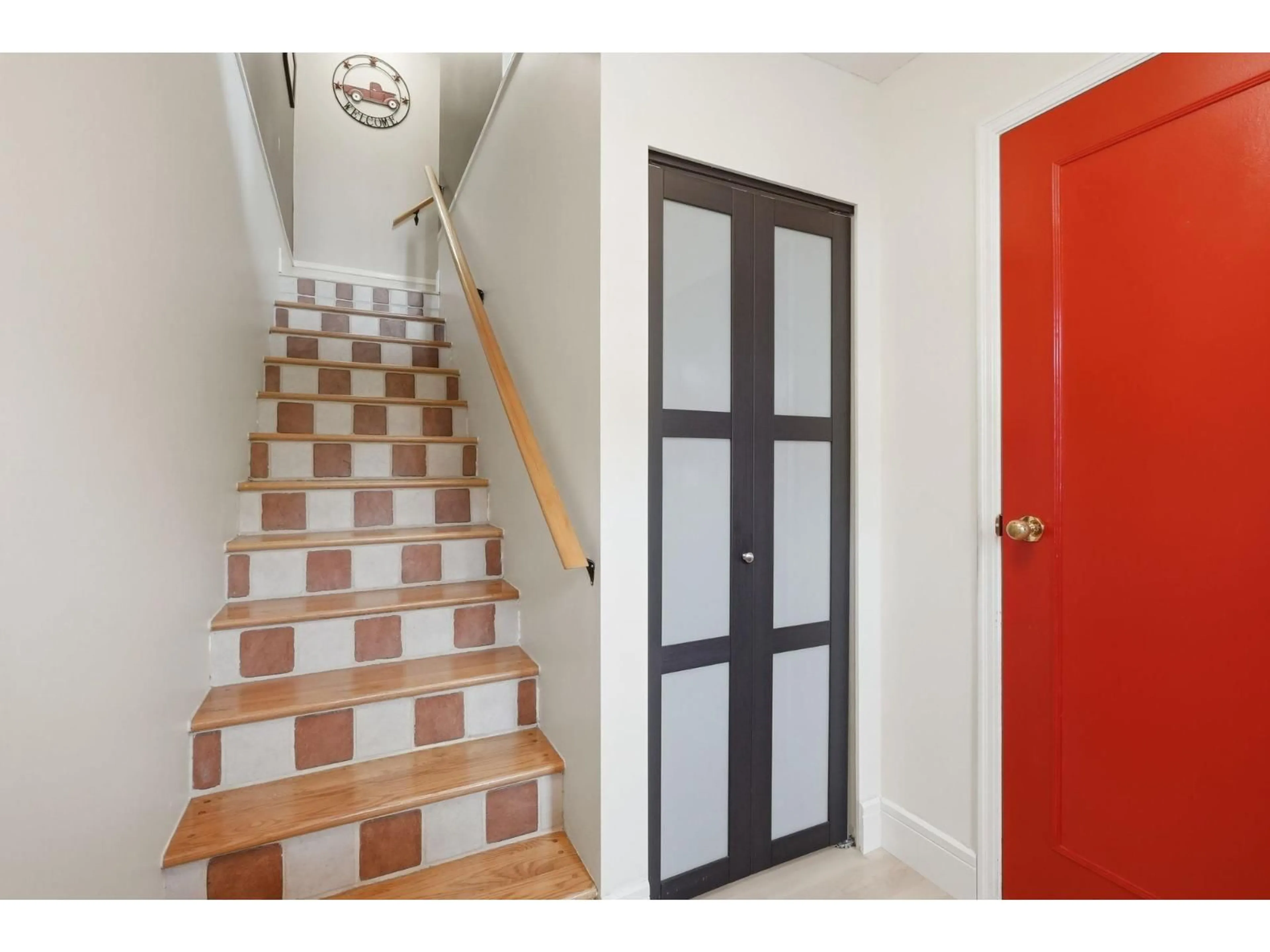 Indoor entryway for 52 - 9279 122 STREET, Surrey British Columbia V3V7R6