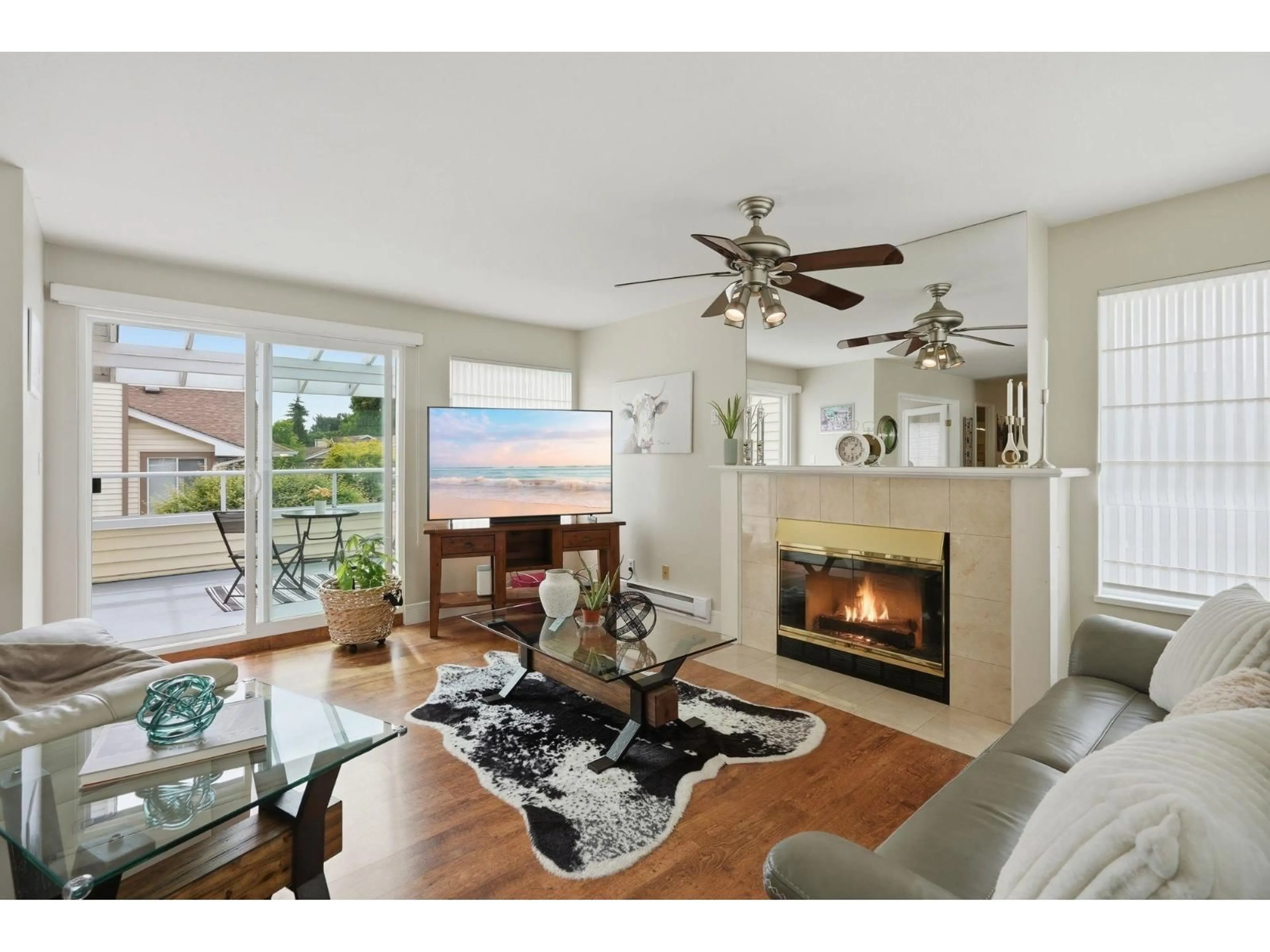 Living room with furniture, ceramic/tile floor for 52 - 9279 122 STREET, Surrey British Columbia V3V7R6