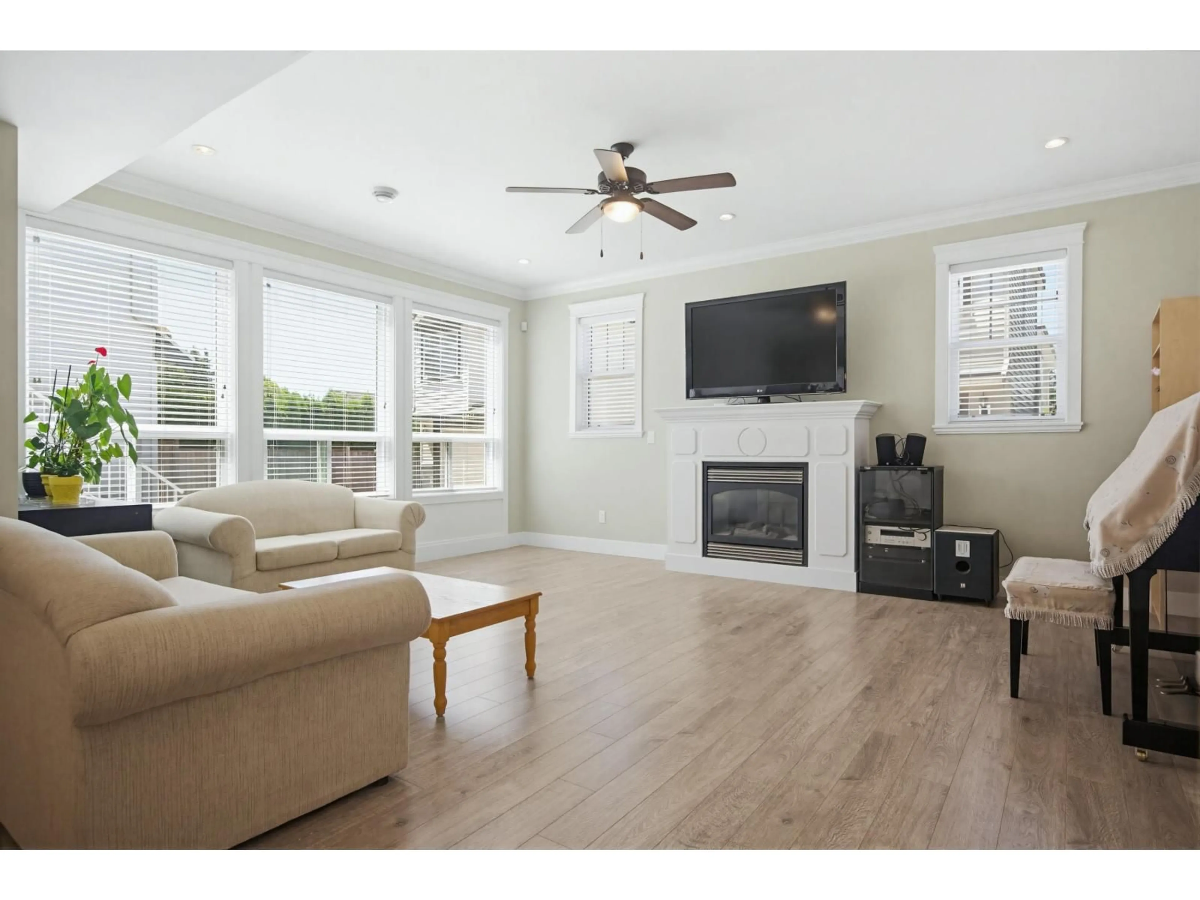 Living room with furniture, wood/laminate floor for 34822 MCMILLAN PLACE, Abbotsford British Columbia V3G0E7