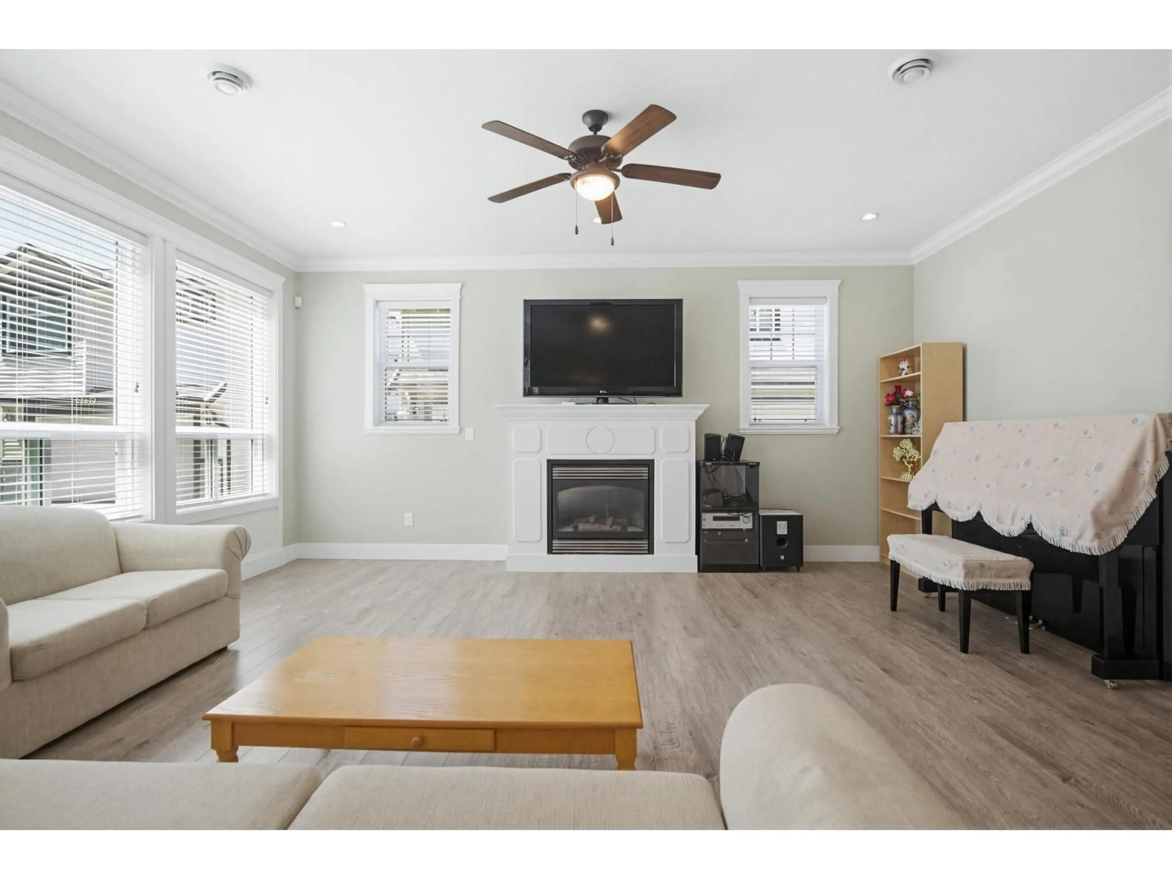 Living room with furniture, wood/laminate floor for 34822 MCMILLAN PLACE, Abbotsford British Columbia V3G0E7