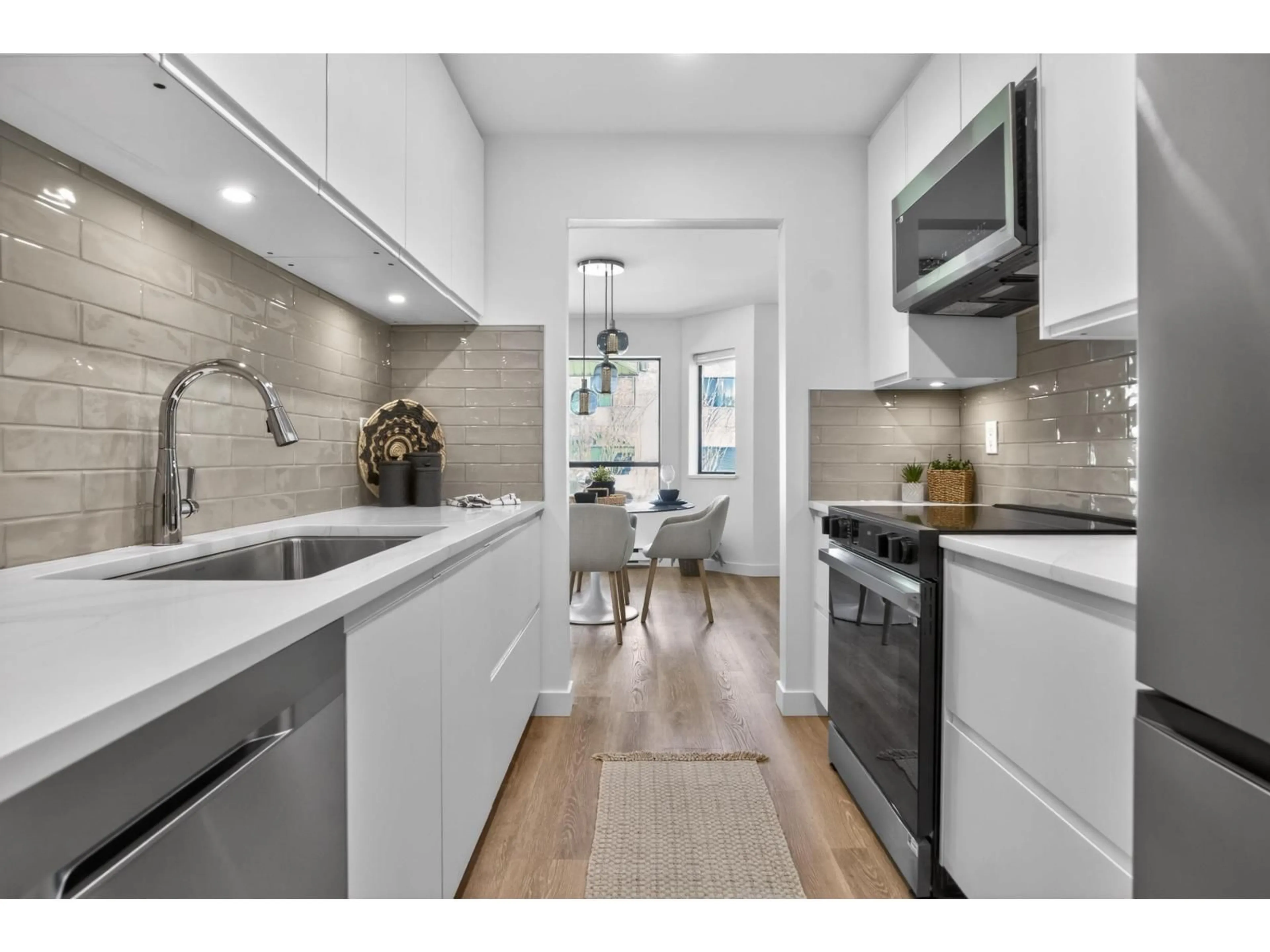 Open concept kitchen, ceramic/tile floor for 307 - 1460 MARTIN STREET, White Rock British Columbia V4B3W7