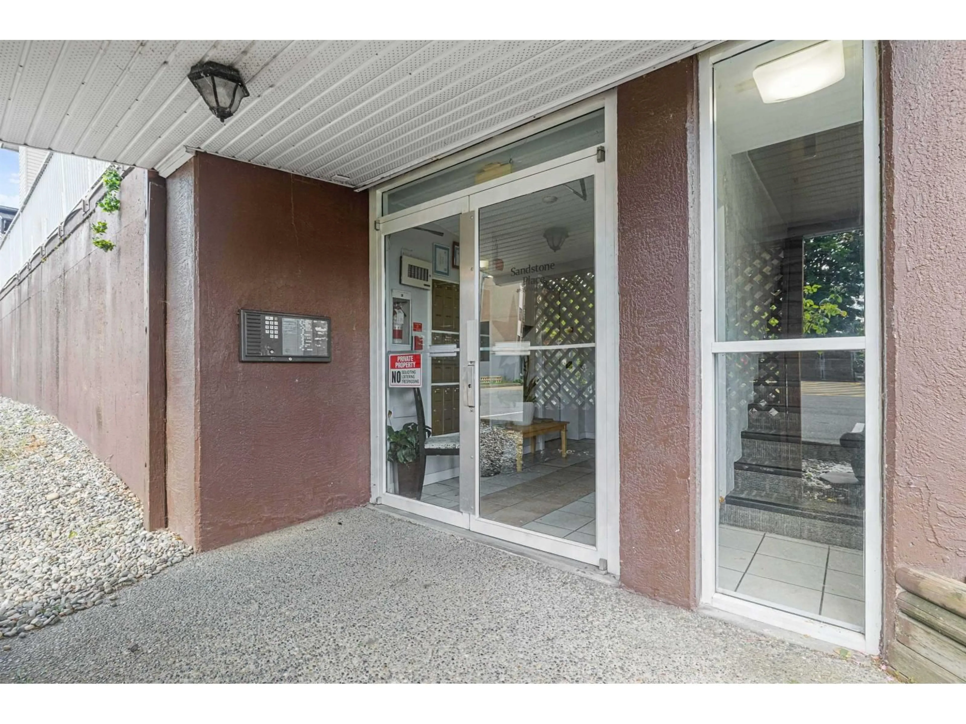 Indoor foyer for 206 - 46351 YALE ROAD, Chilliwack British Columbia V2P2P8