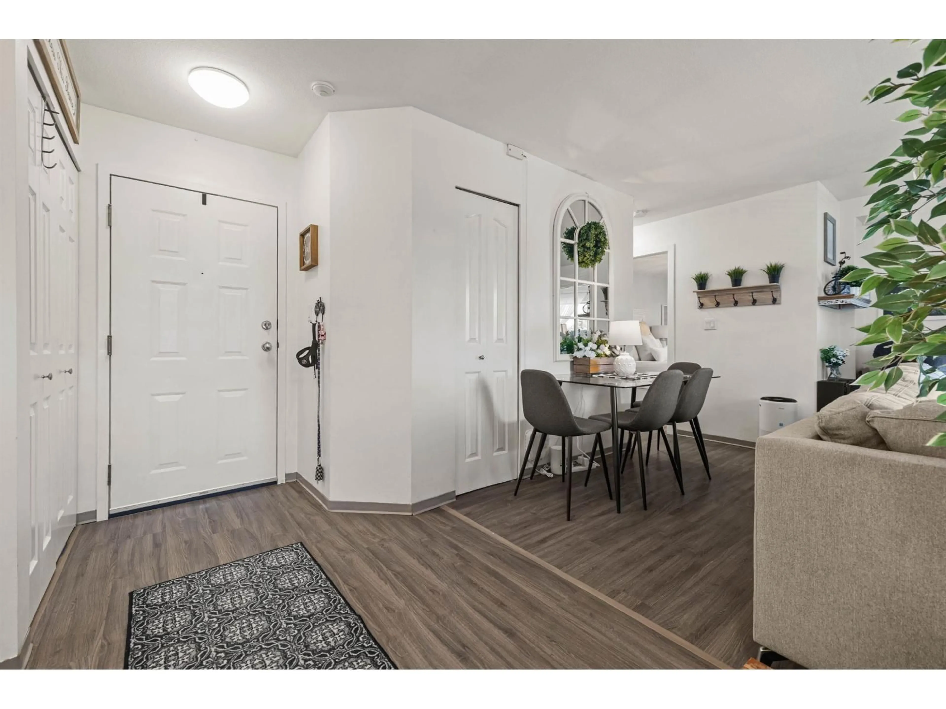Indoor entryway for 206 - 46351 YALE ROAD, Chilliwack British Columbia V2P2P8
