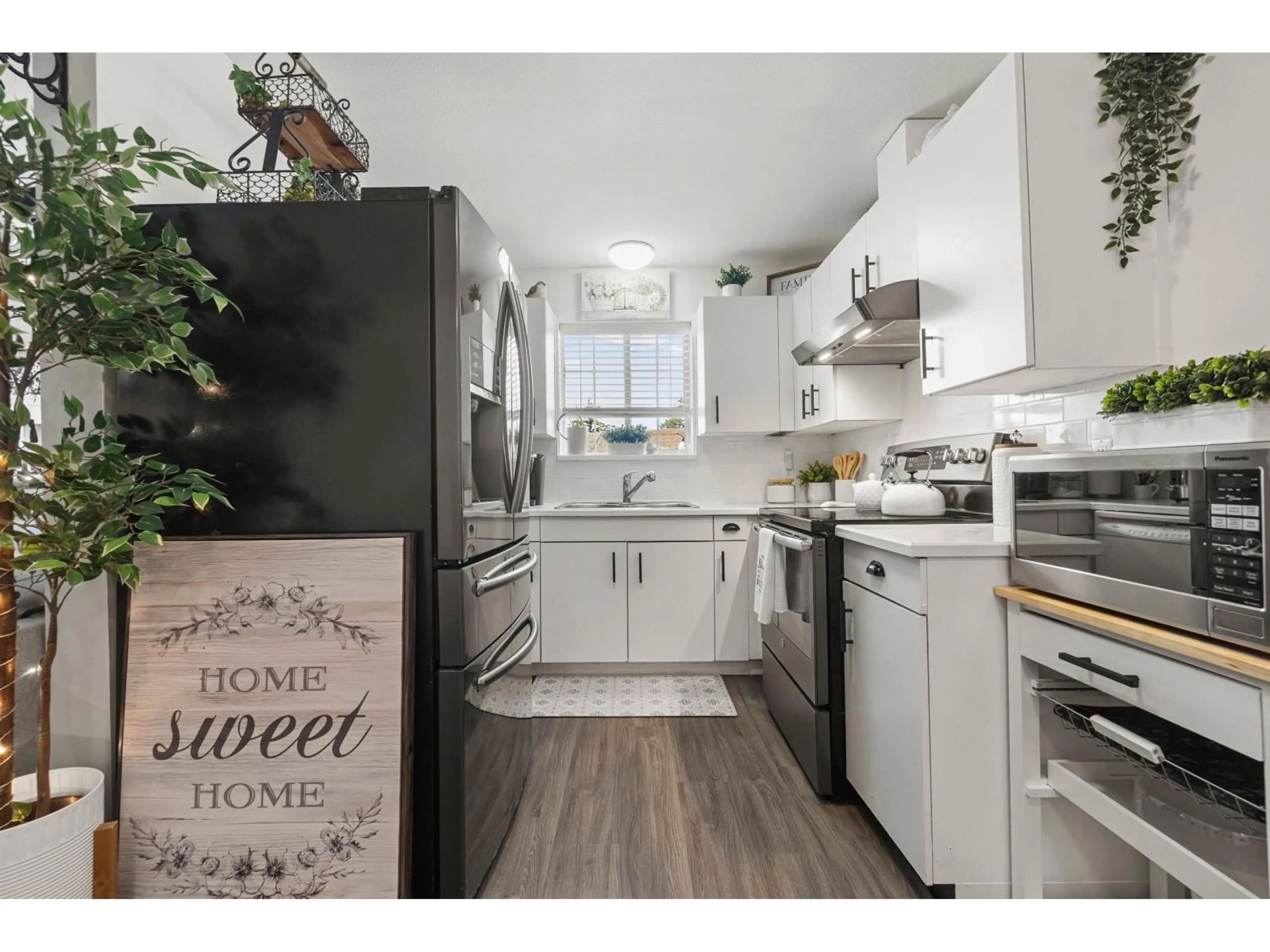 Open concept kitchen, wood/laminate floor for 206 - 46351 YALE ROAD, Chilliwack British Columbia V2P2P8