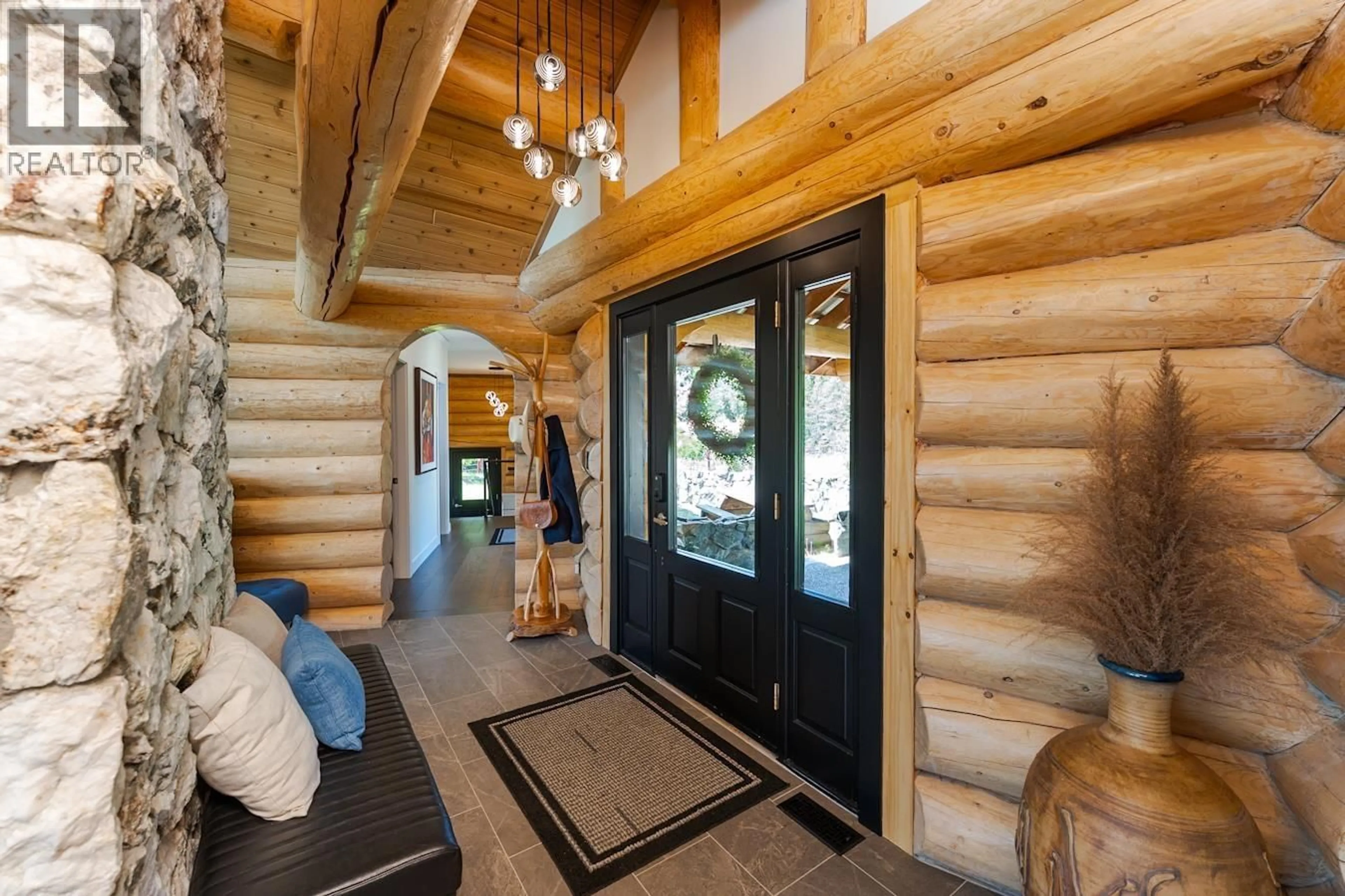 Indoor entryway for 646 PEARDON ROAD, Prince George British Columbia V2M7C6