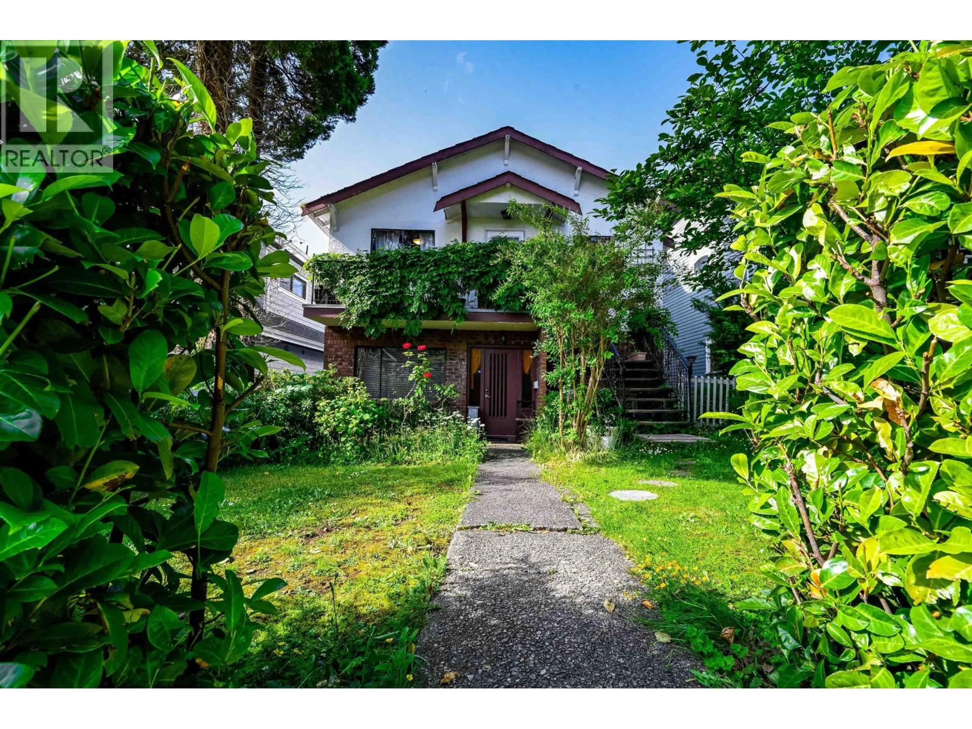 Patio, street for 3439 DUNDAS STREET, Vancouver British Columbia V5K1R9
