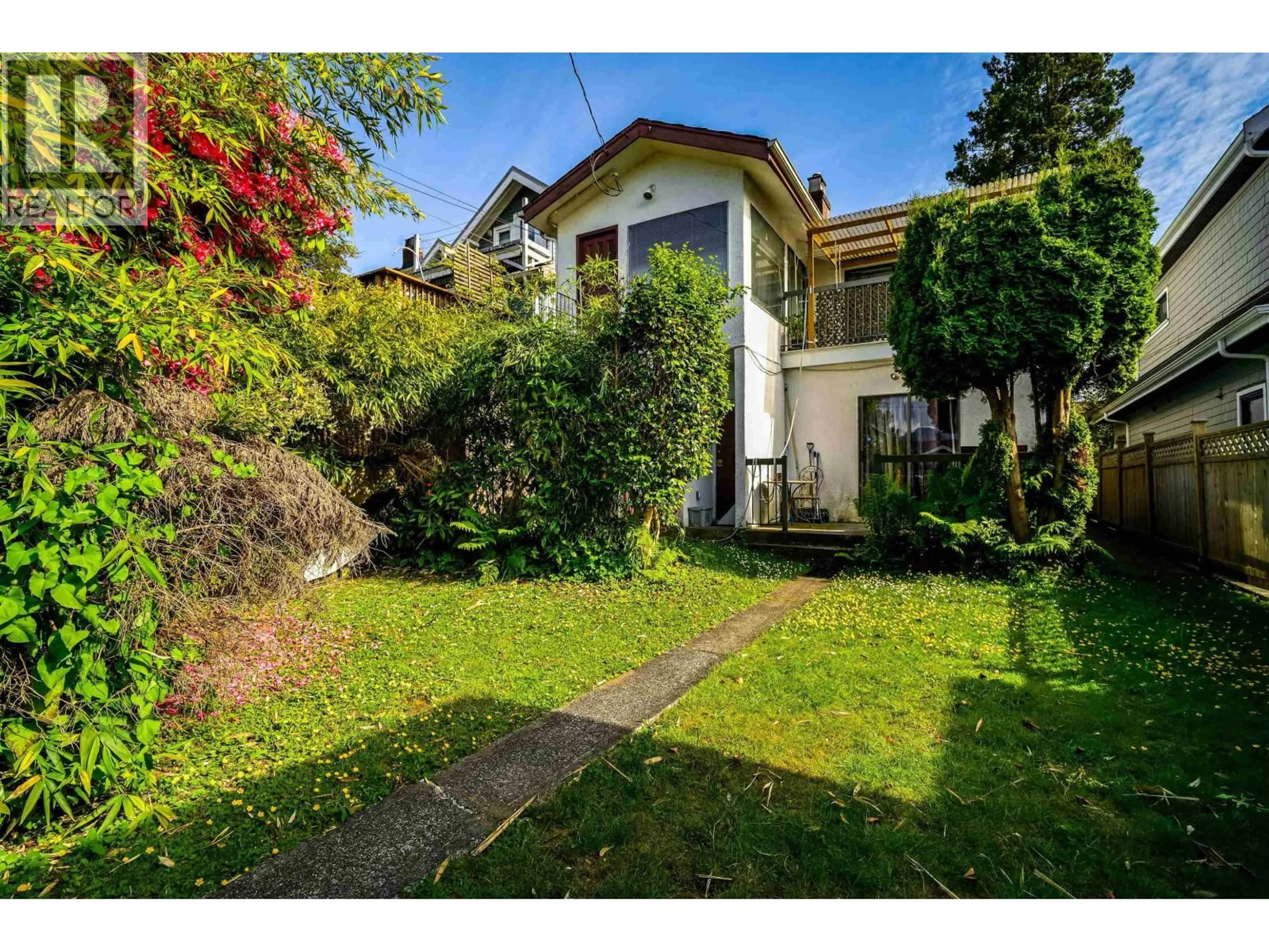 A pic from outside/outdoor area/front of a property/back of a property/a pic from drone, street for 3439 DUNDAS STREET, Vancouver British Columbia V5K1R9