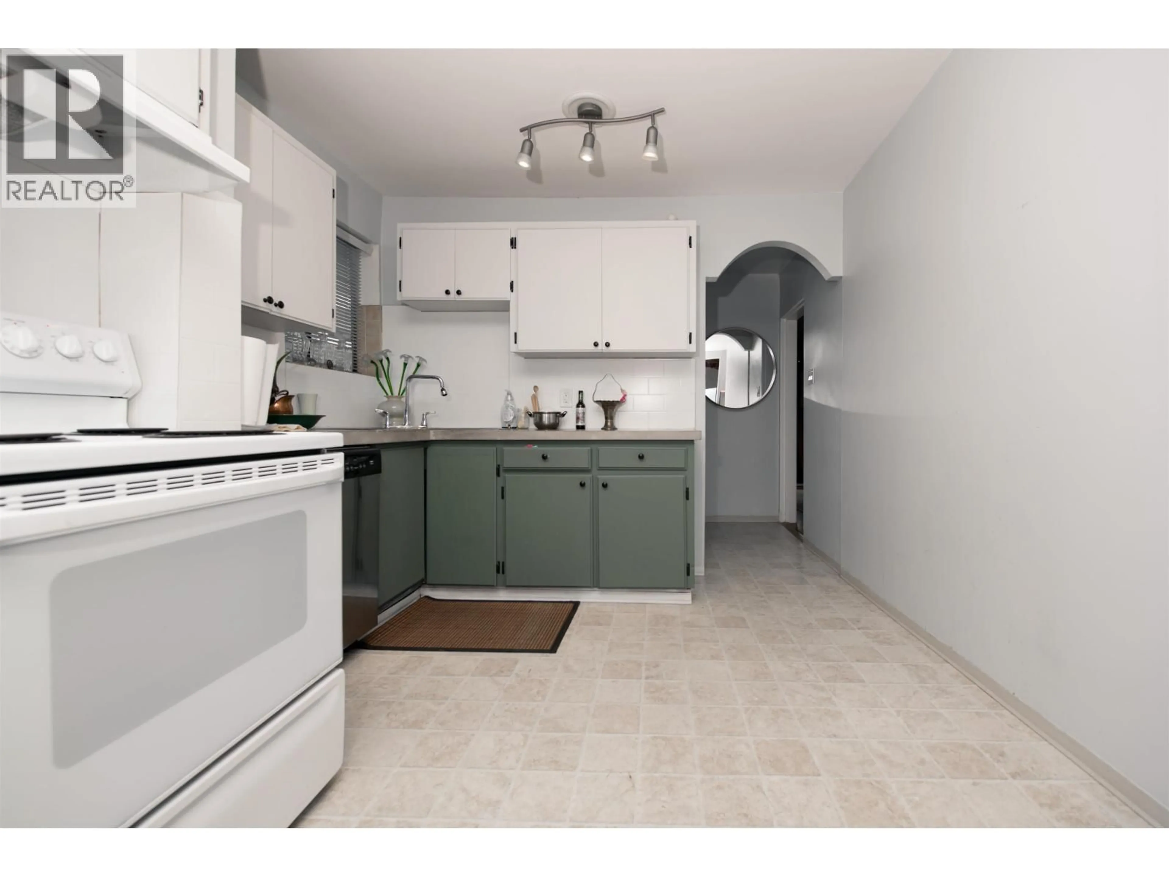 Standard kitchen, ceramic/tile floor for 3439 DUNDAS STREET, Vancouver British Columbia V5K1R9