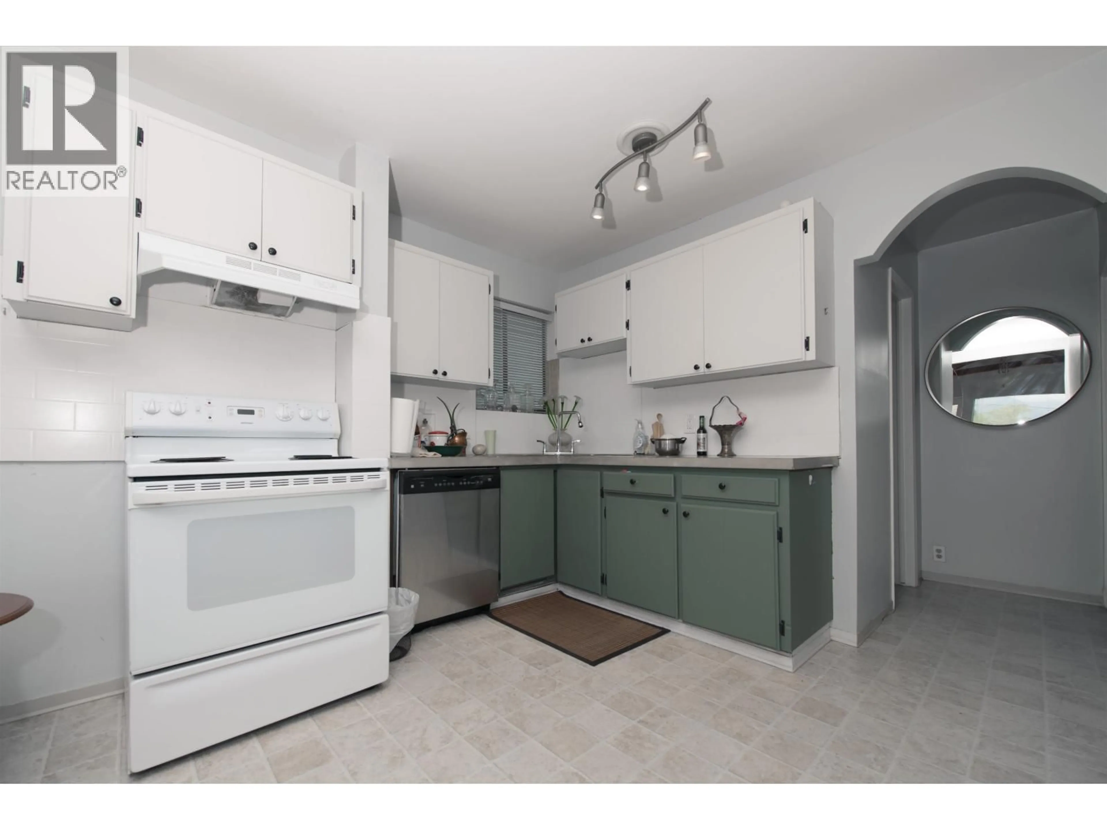 Standard kitchen, unknown for 3439 DUNDAS STREET, Vancouver British Columbia V5K1R9