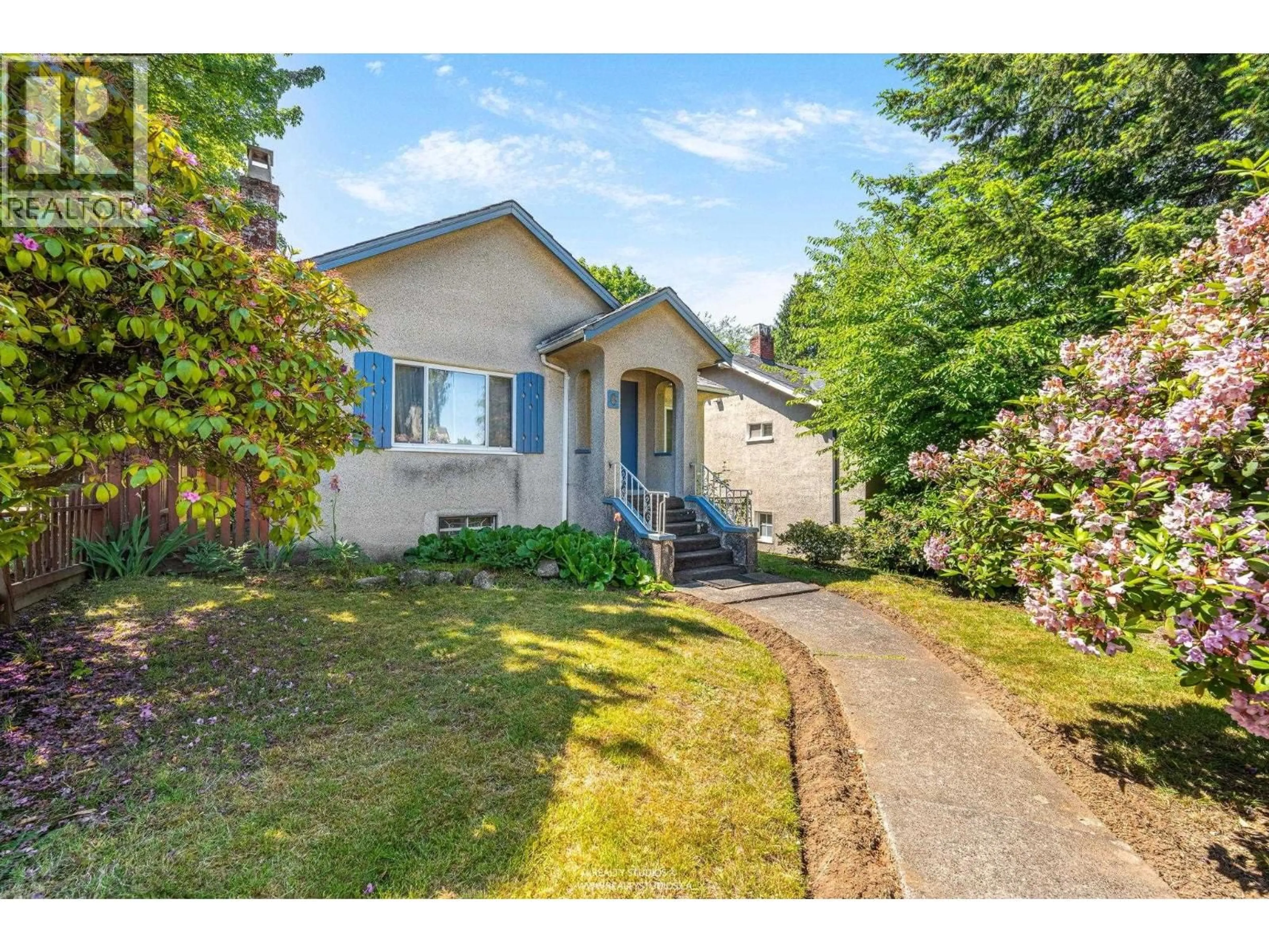 A pic from outside/outdoor area/front of a property/back of a property/a pic from drone, street for 6 KING EDWARD AVENUE, Vancouver British Columbia V5Y2H7