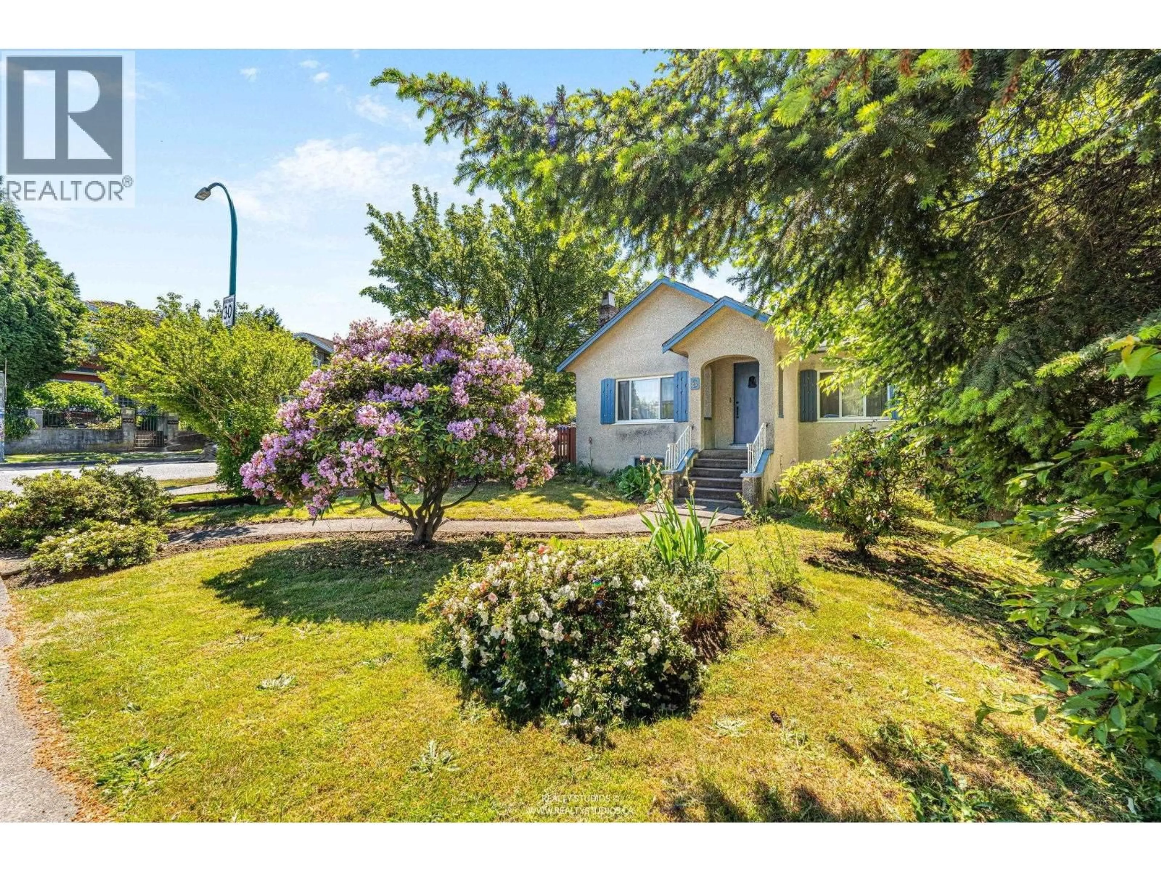 A pic from outside/outdoor area/front of a property/back of a property/a pic from drone, street for 6 KING EDWARD AVENUE, Vancouver British Columbia V5Y2H7