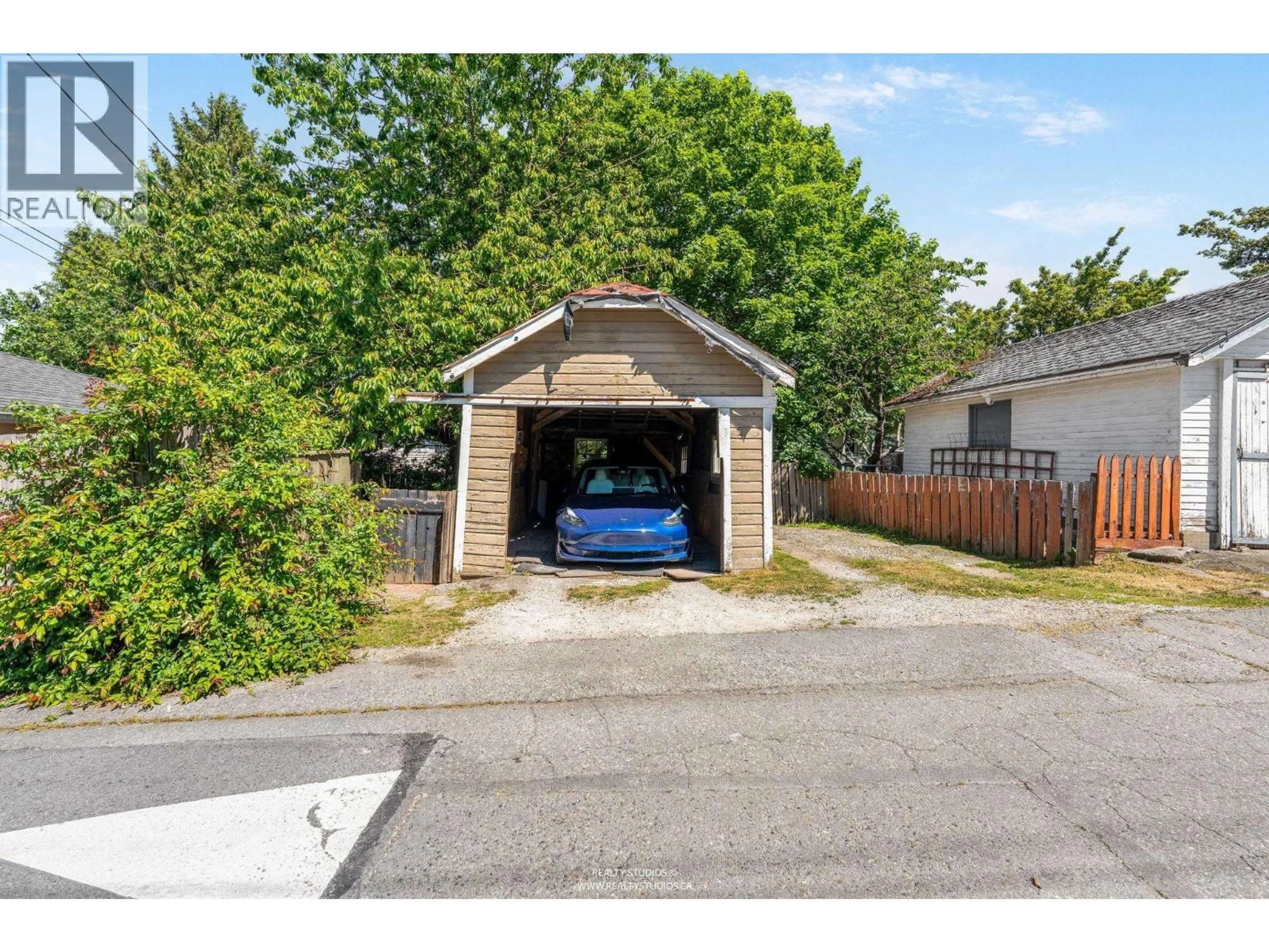Indoor garage for 12 KING EDWARD AVENUE, Vancouver British Columbia V5Y2H7