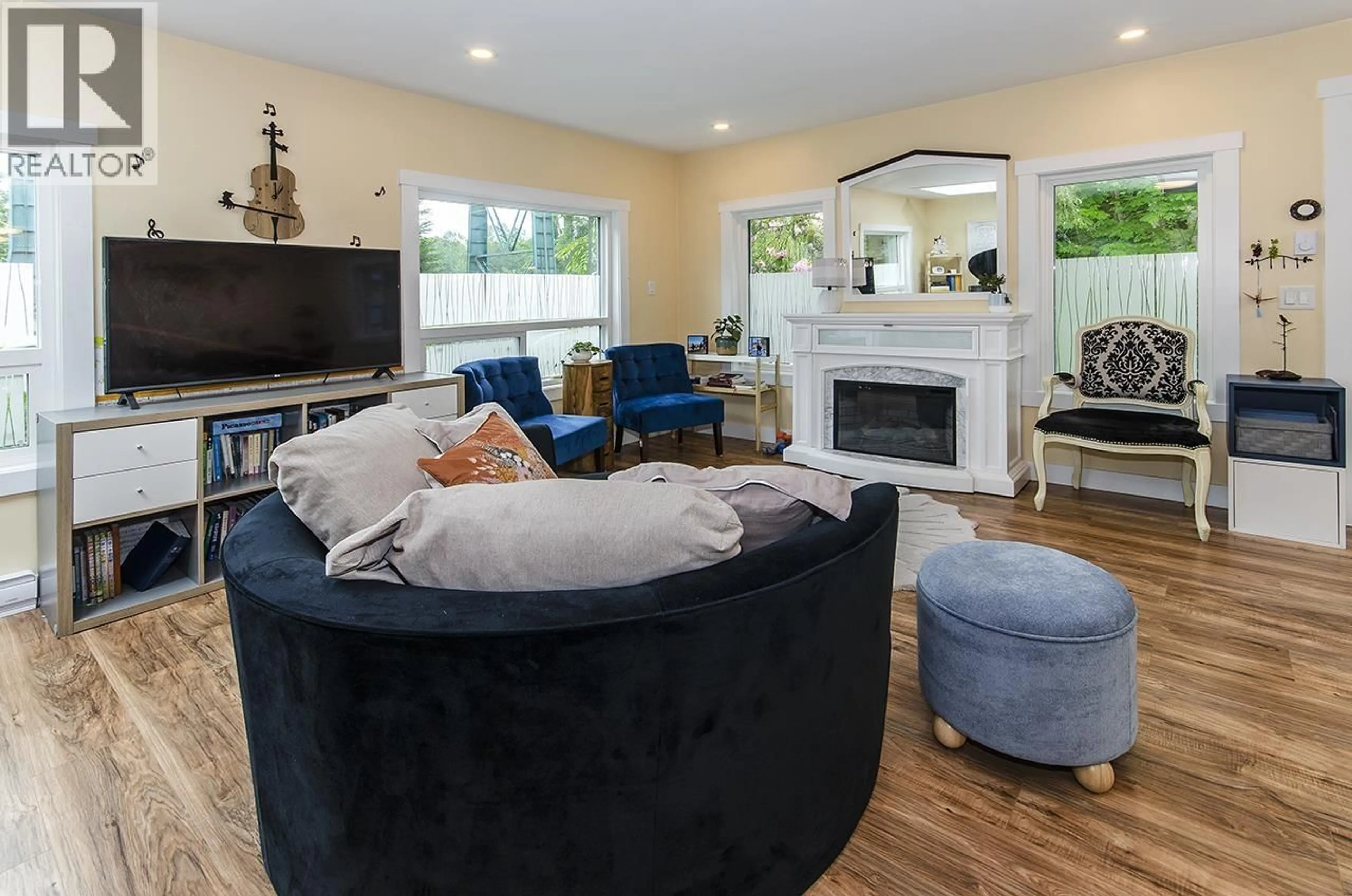 Living room with furniture, unknown for 401 RAINDANCE CRESCENT, West Vancouver British Columbia V7P1C1