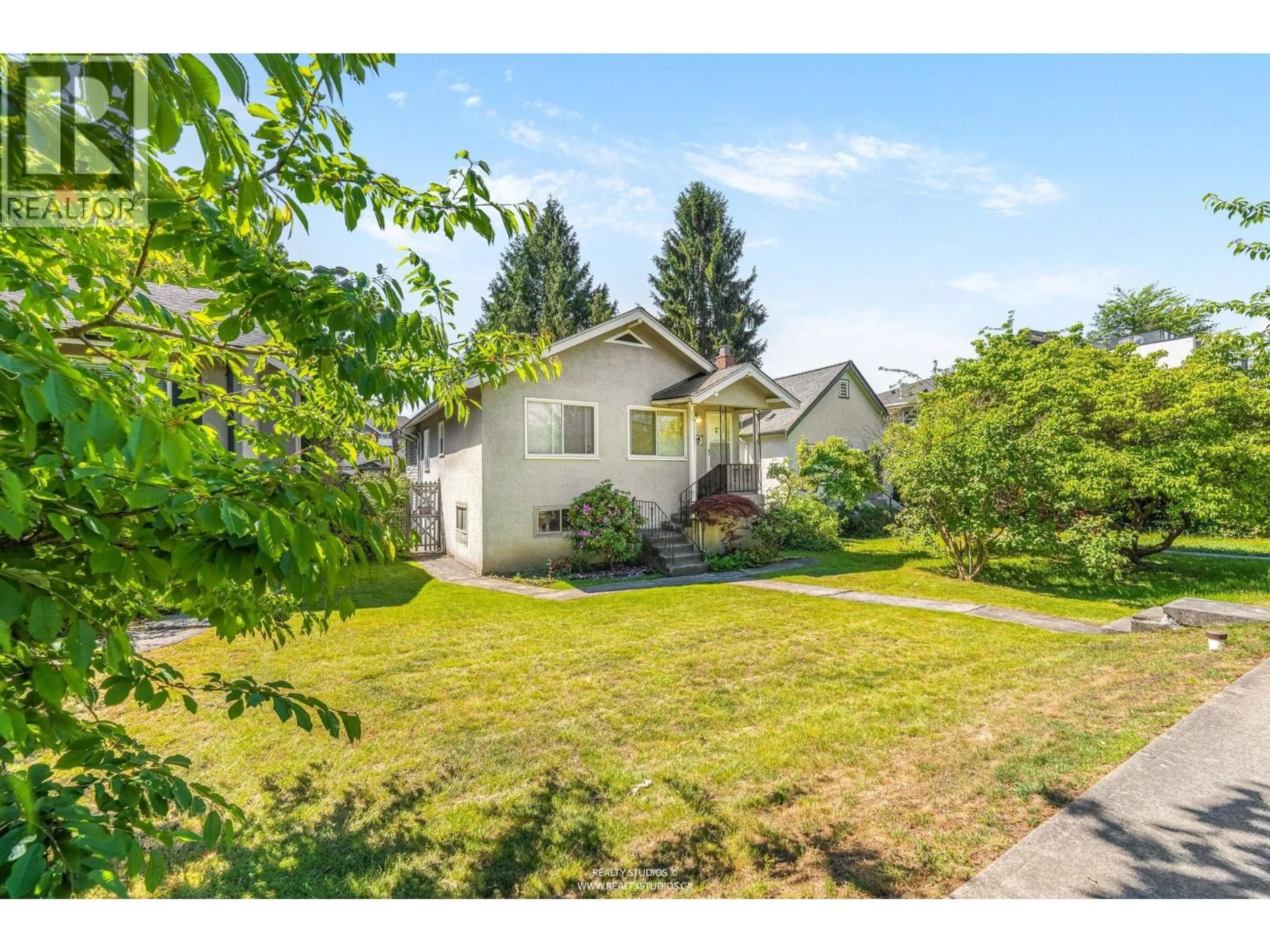 A pic from outside/outdoor area/front of a property/back of a property/a pic from drone, street for 20 KING EDWARD AVENUE, Vancouver British Columbia V5Y2H7
