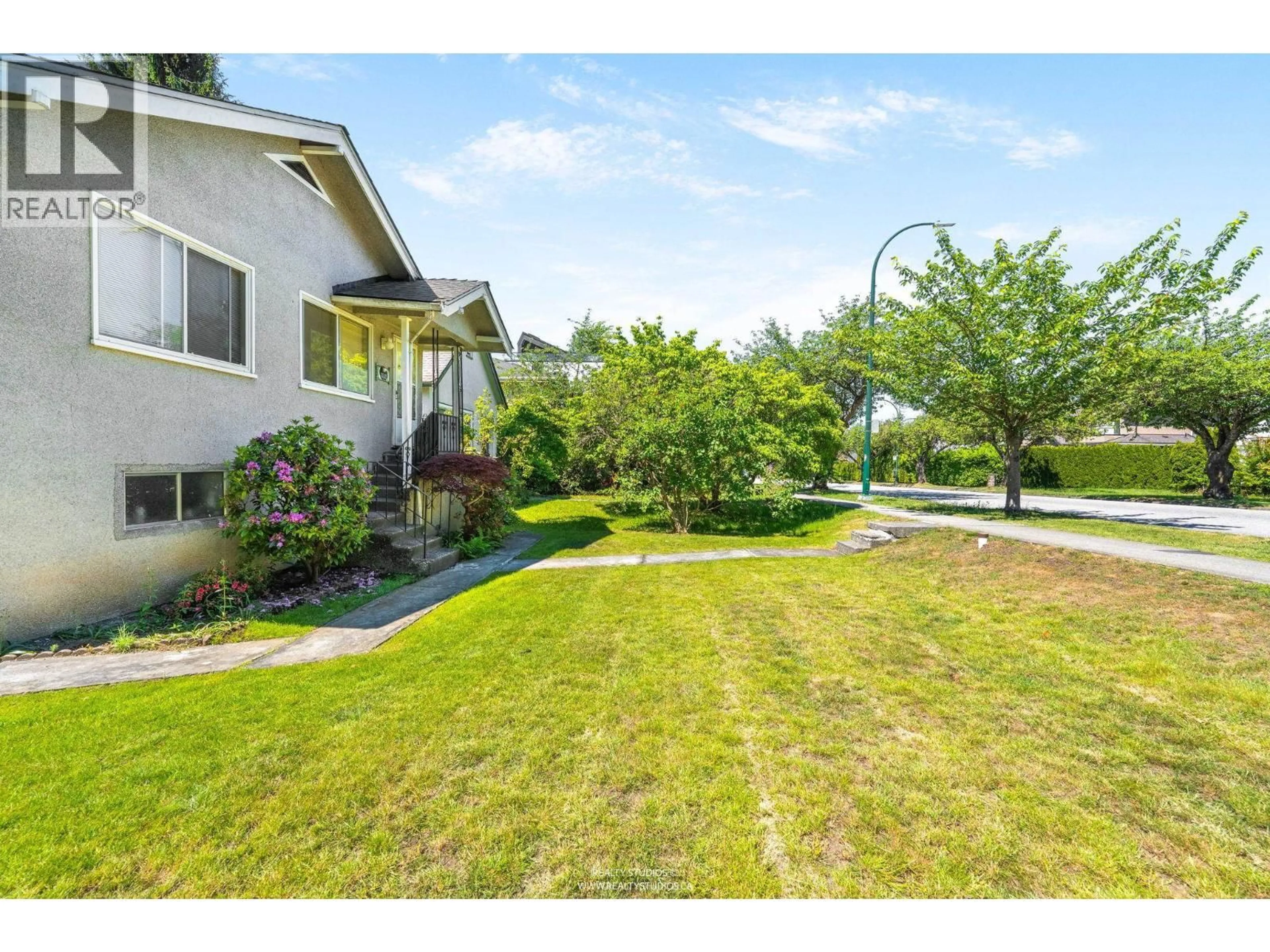 A pic from outside/outdoor area/front of a property/back of a property/a pic from drone, unknown for 20 KING EDWARD AVENUE, Vancouver British Columbia V5Y2H7
