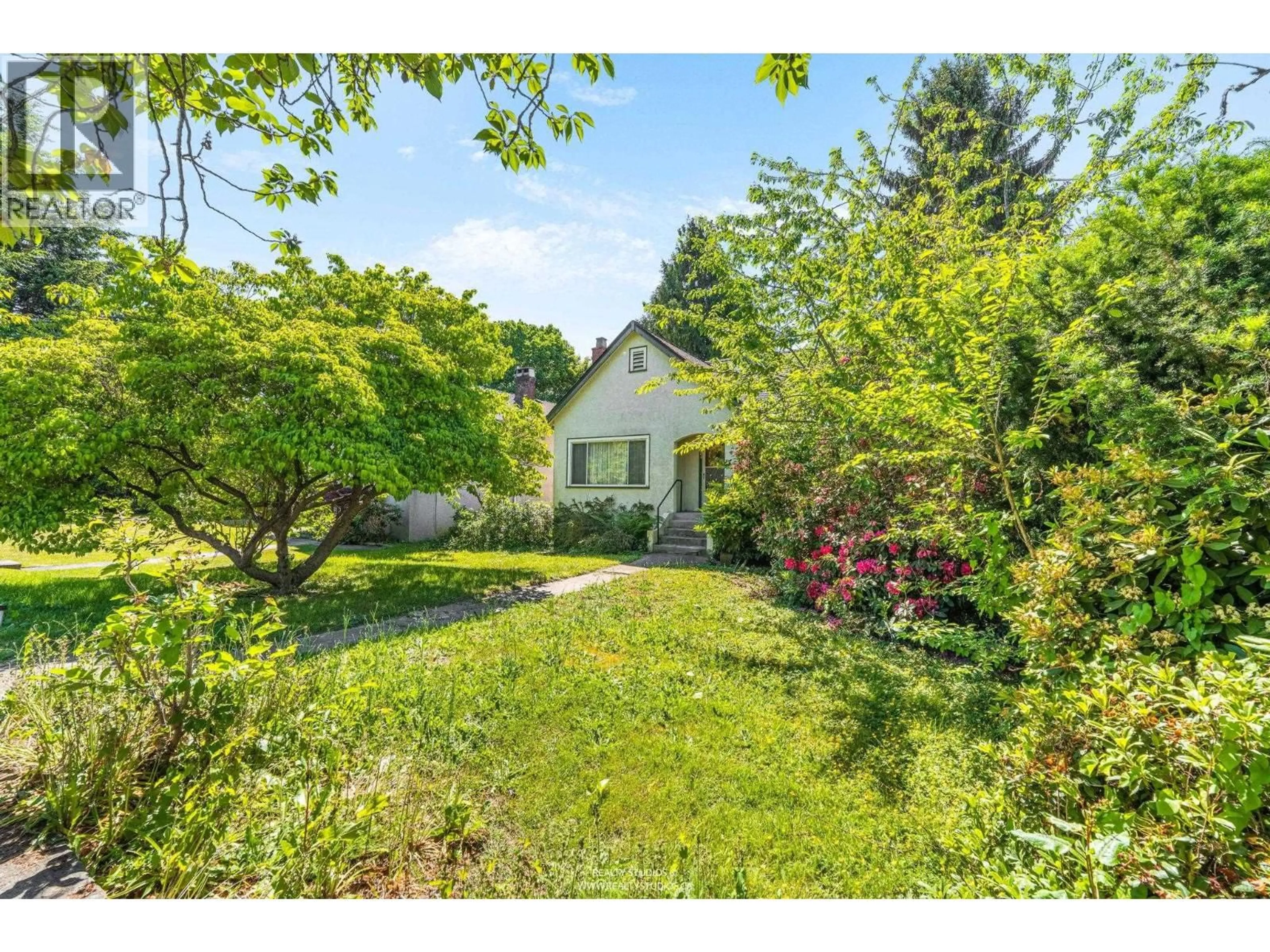 A pic from outside/outdoor area/front of a property/back of a property/a pic from drone, street for 28 KING EDWARD AVENUE, Vancouver British Columbia V5Y2H7