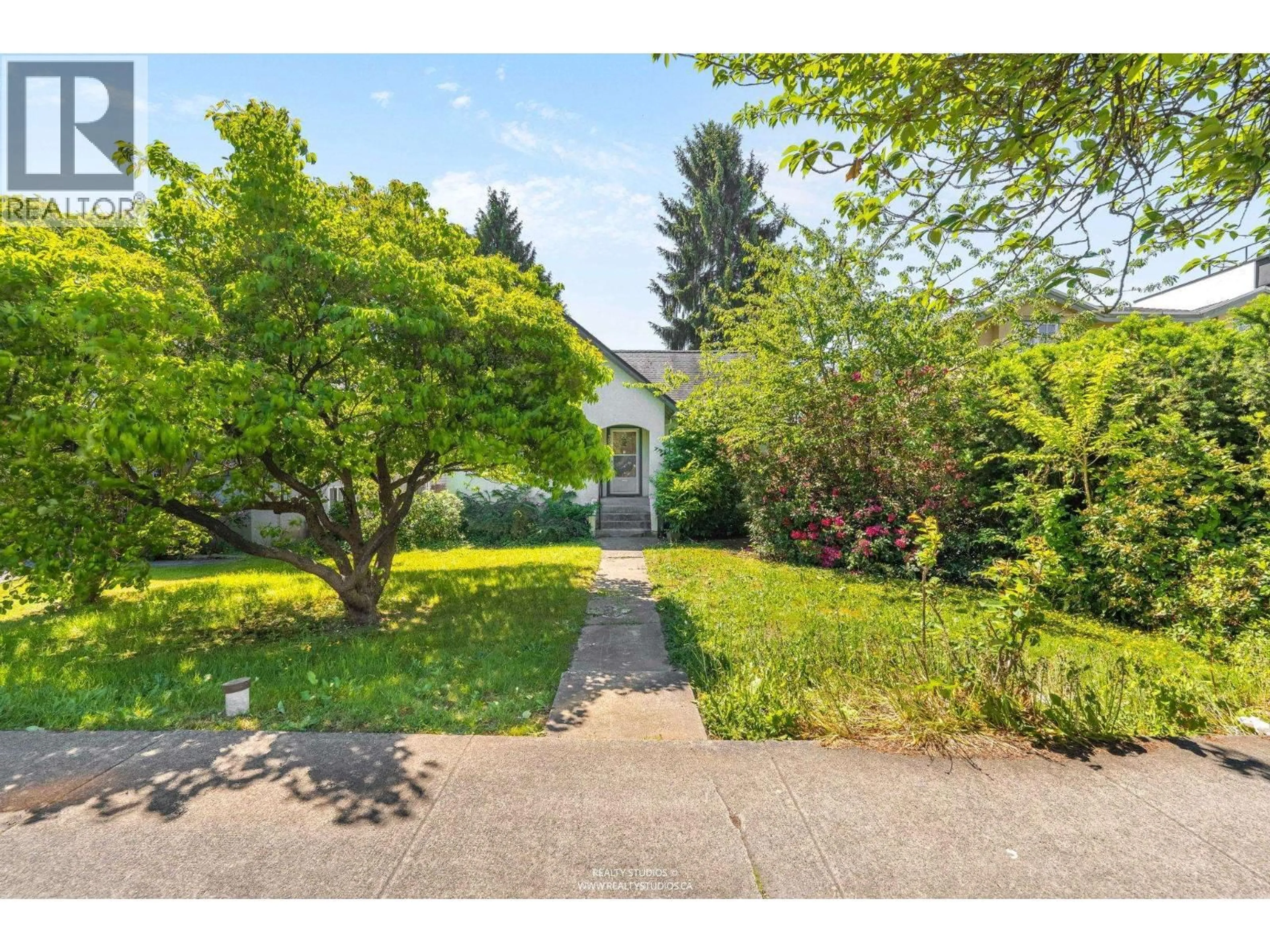 A pic from outside/outdoor area/front of a property/back of a property/a pic from drone, street for 28 KING EDWARD AVENUE, Vancouver British Columbia V5Y2H7