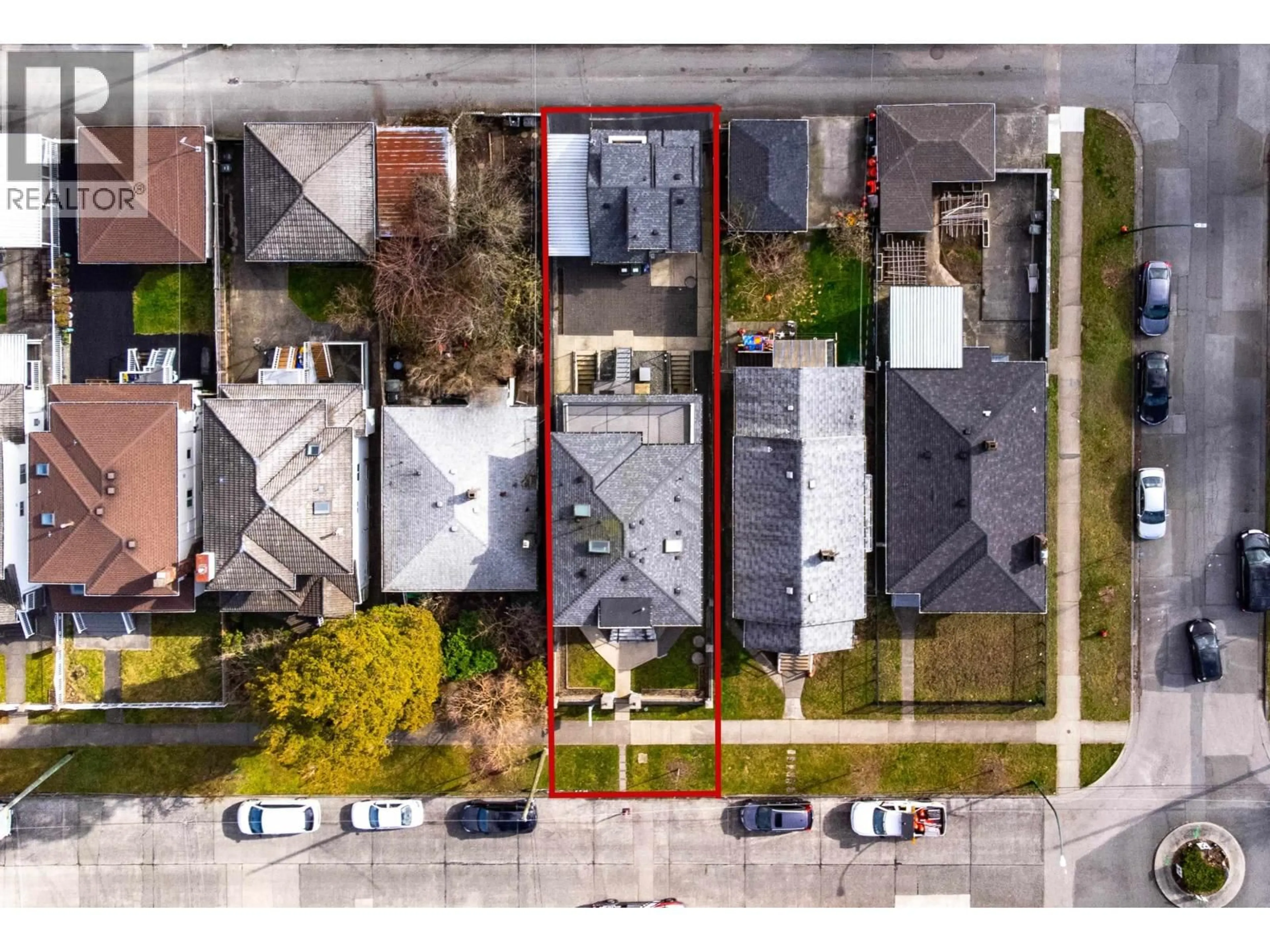 A pic from outside/outdoor area/front of a property/back of a property/a pic from drone, street for 6182 COMMERCIAL STREET, Vancouver British Columbia V5P3N9