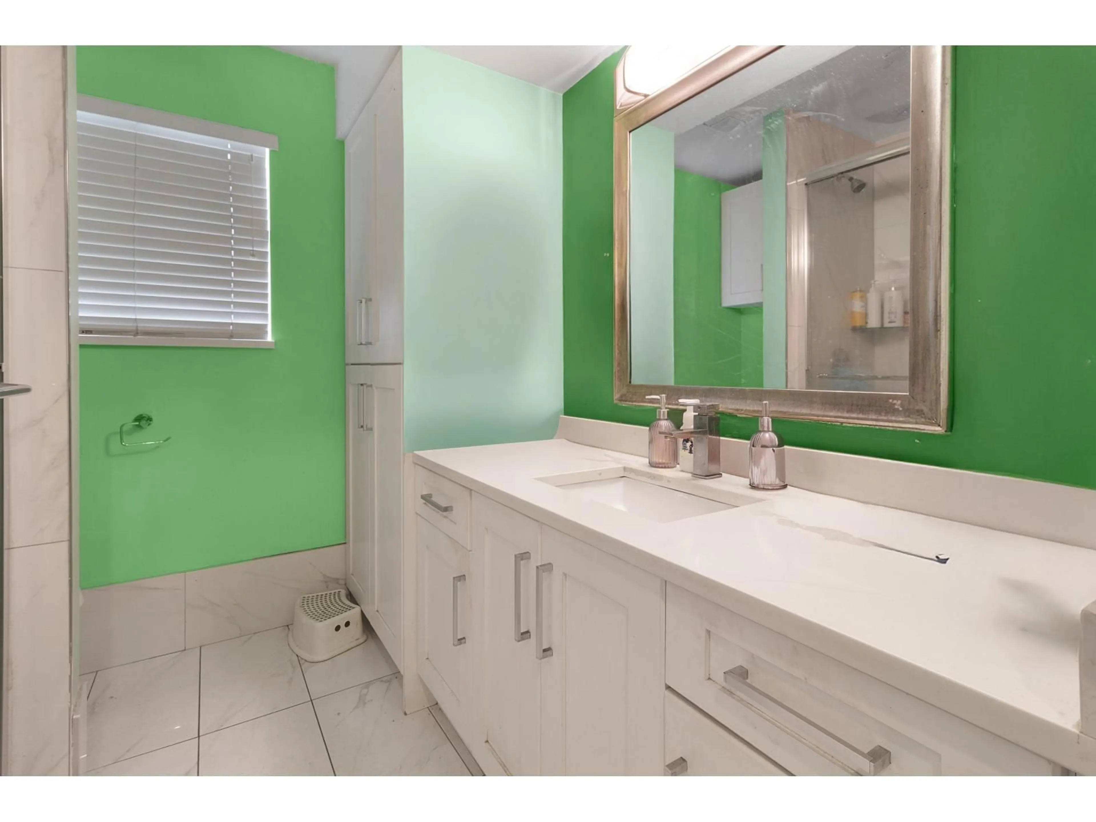 Standard bathroom, ceramic/tile floor for 9011 KING GEORGE BOULEVARD, Surrey British Columbia V3V5V7