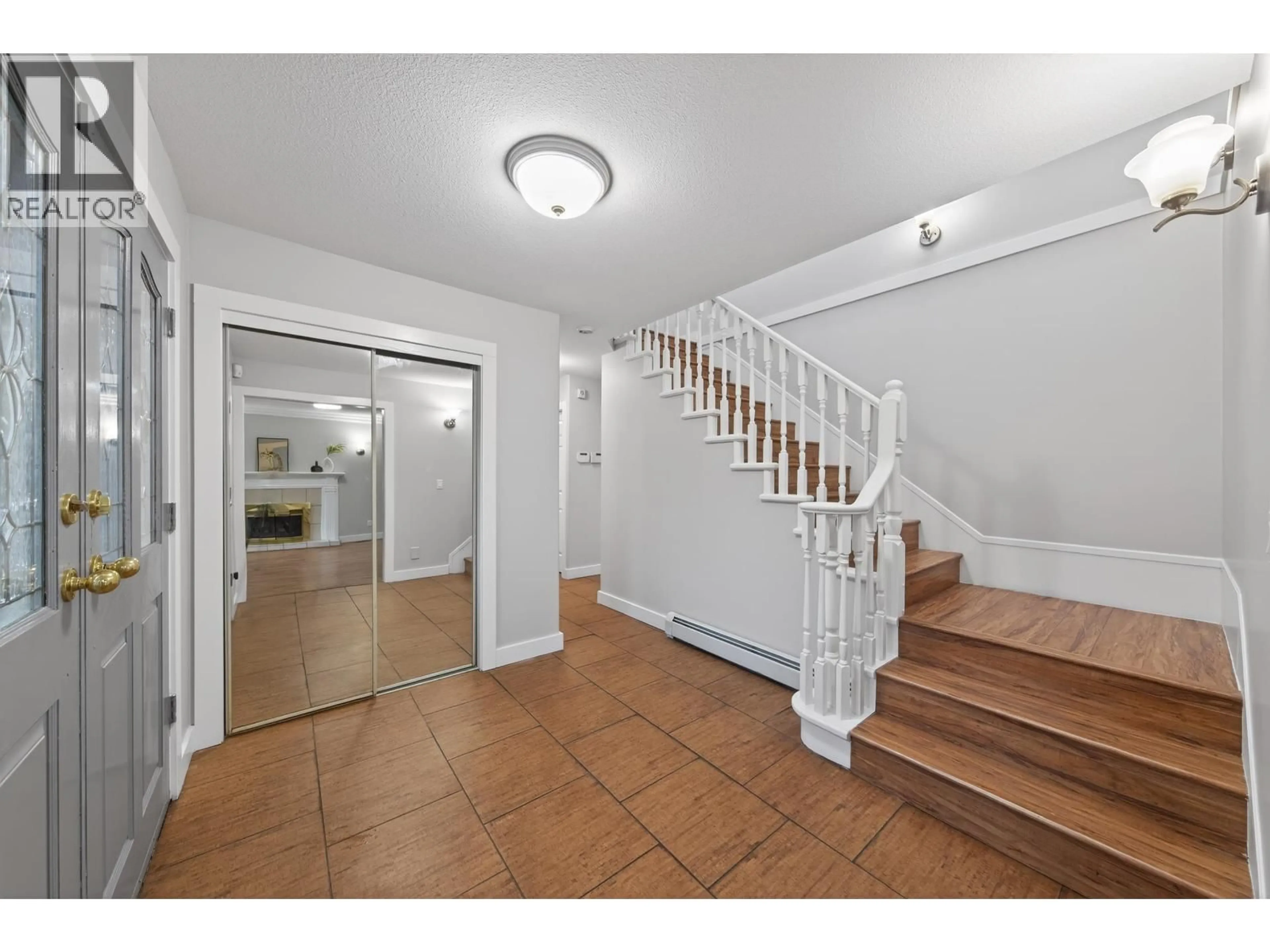 Indoor foyer for 2562 FUCHSIA PLACE, Coquitlam British Columbia V3E2M7