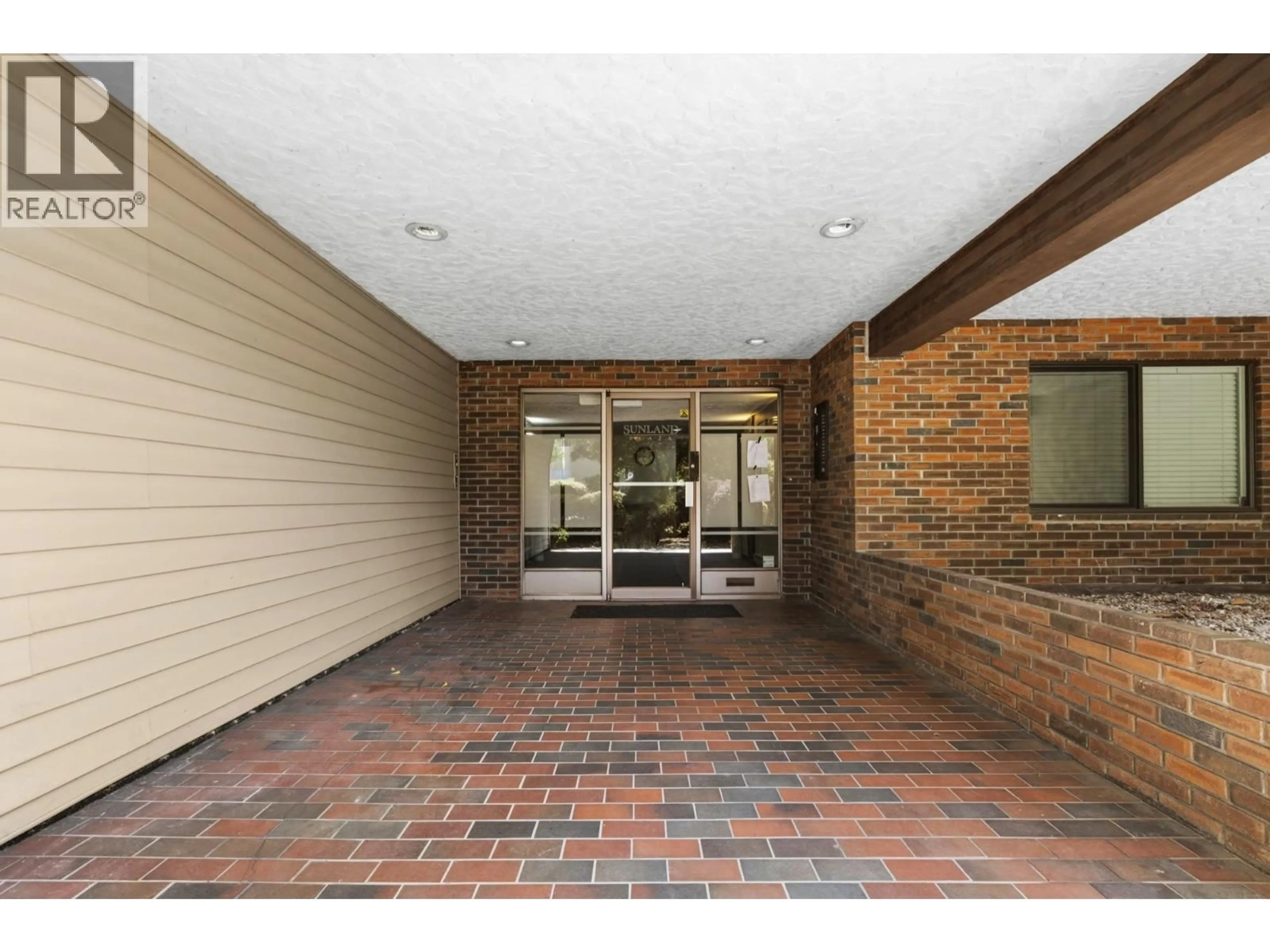 Indoor foyer for 202 - 5553 16 AVENUE, Delta British Columbia V4M2H7