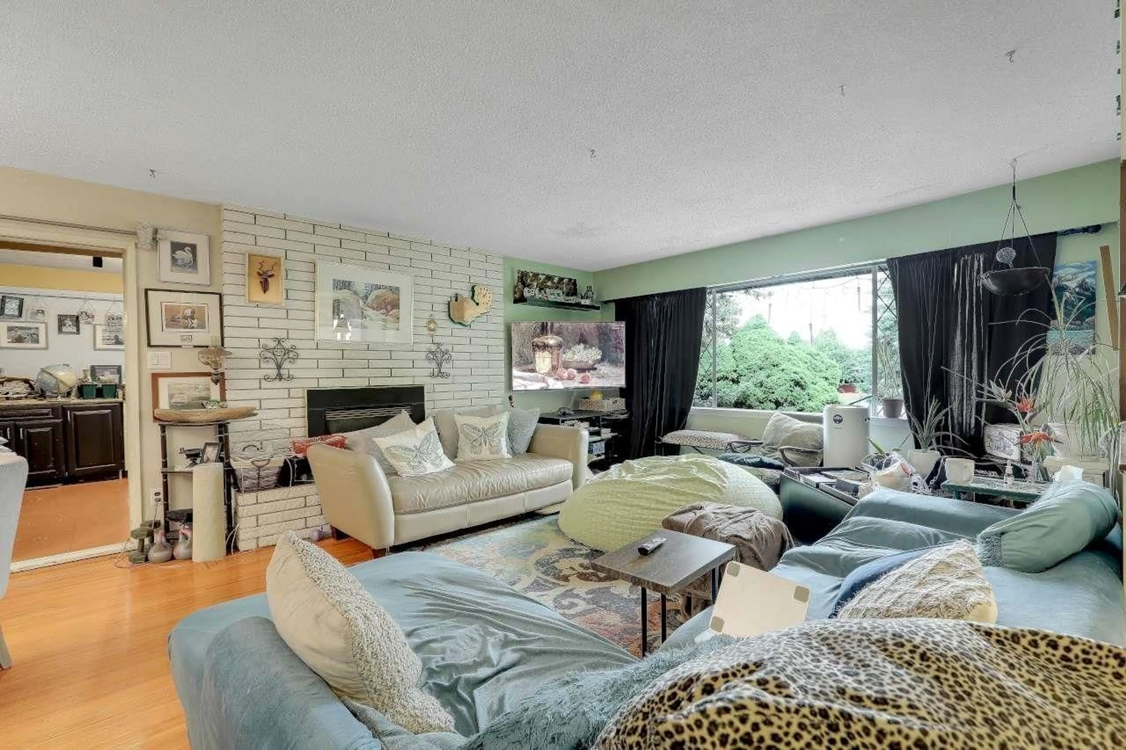 Living room with furniture, unknown for 15064 PEACOCK PLACE, Surrey British Columbia V3R4W4