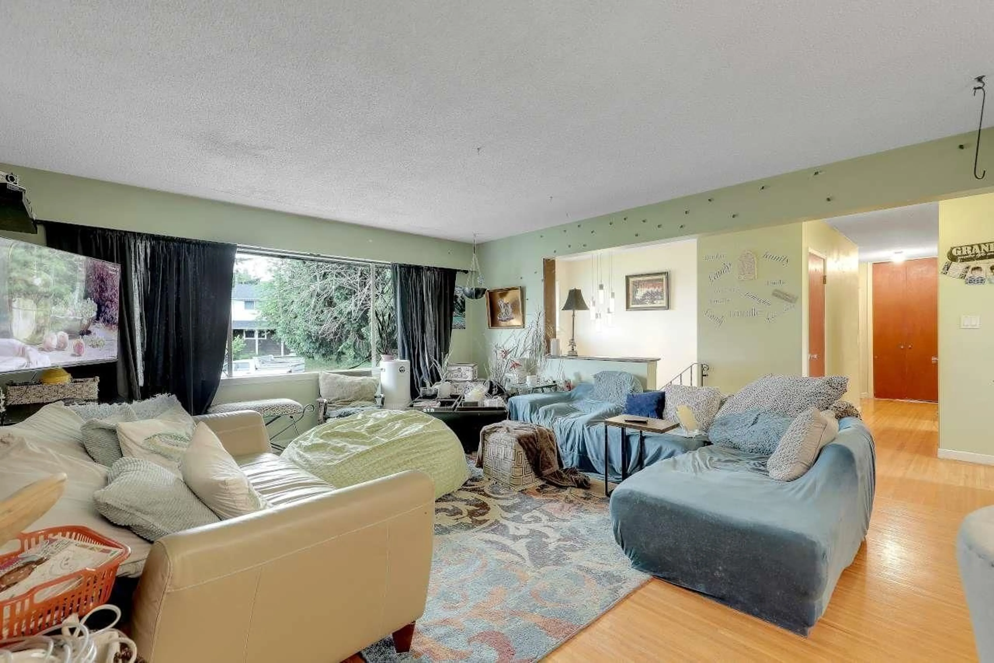 Living room with furniture, unknown for 15064 PEACOCK PLACE, Surrey British Columbia V3R4W4