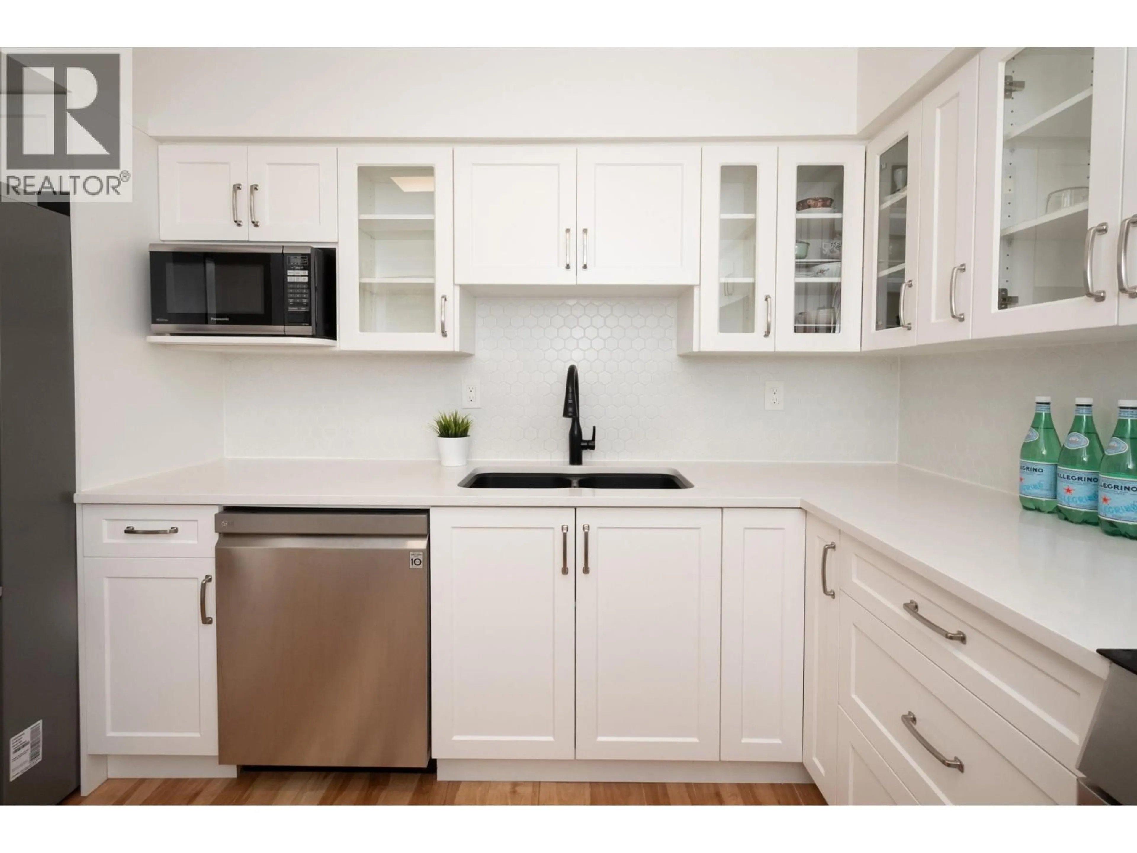 Standard kitchen, unknown for 8328 ASPENWOOD PLACE, Burnaby British Columbia V5A3V3