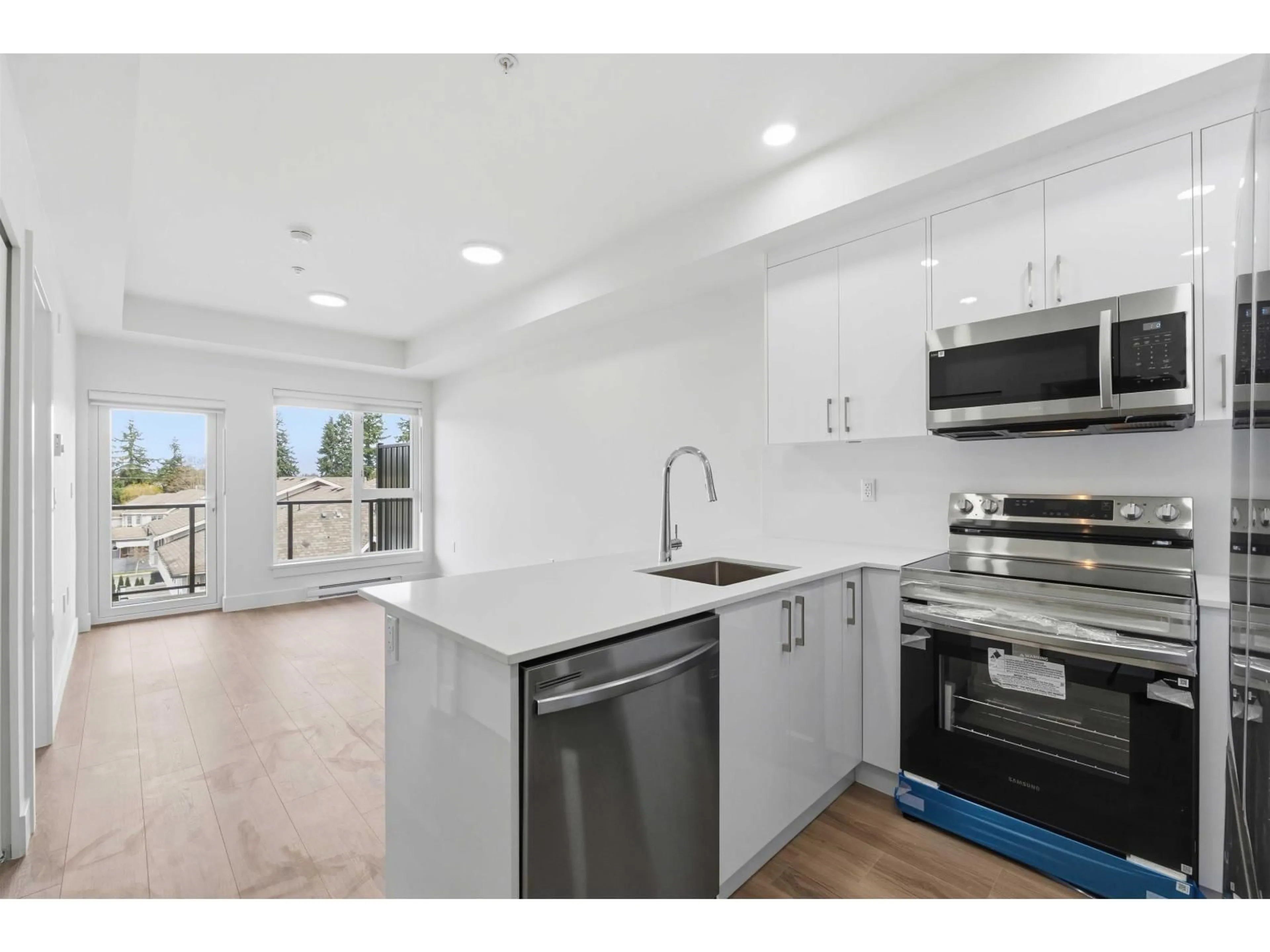 Open concept kitchen, unknown for 414 - 15739 FRASER HIGHWAY, Surrey British Columbia V4N1G9