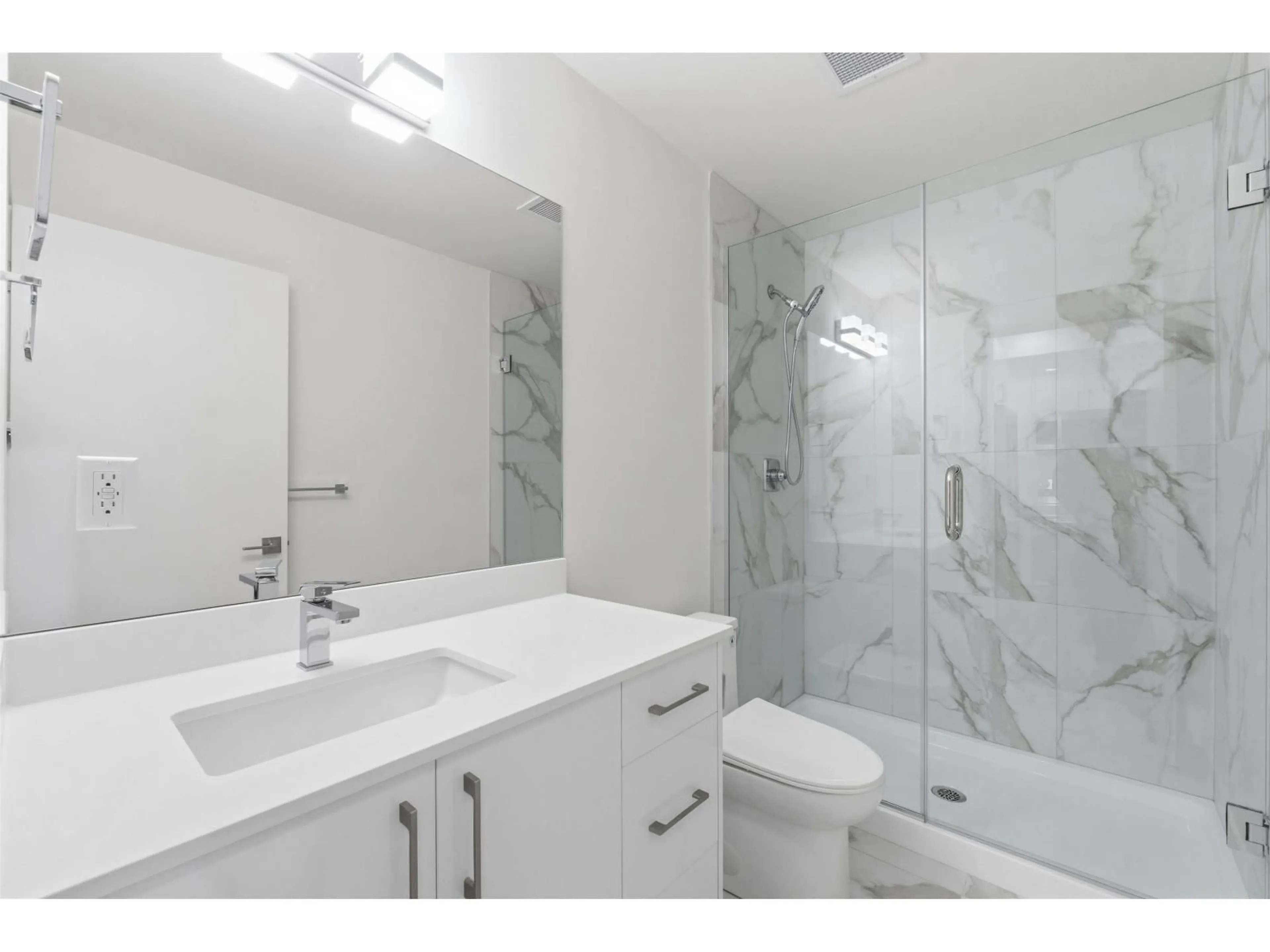 Standard bathroom, ceramic/tile floor for 414 - 15739 FRASER HIGHWAY, Surrey British Columbia V4N1G9