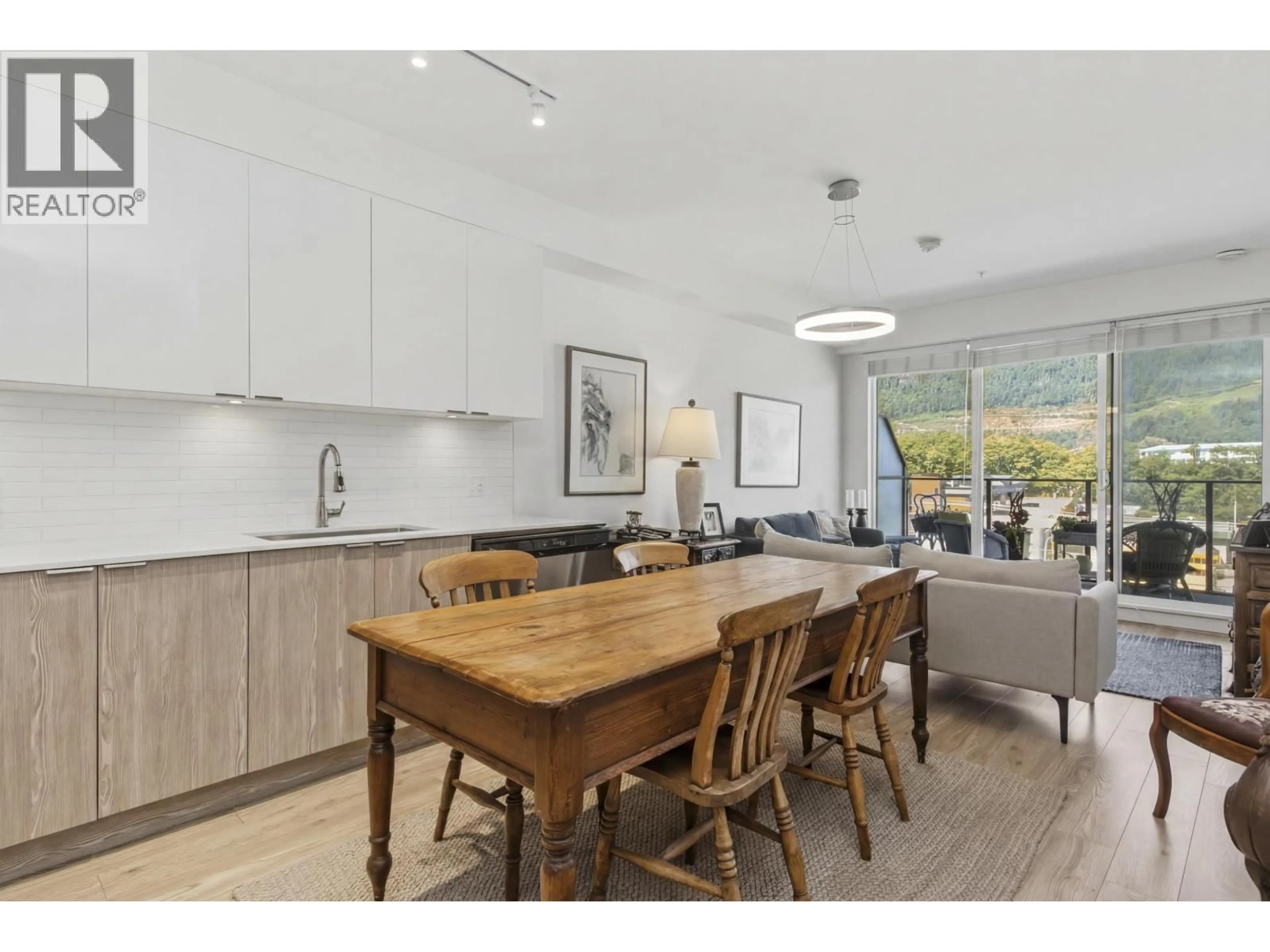 Open concept kitchen, wood/laminate floor for 505 - 37881 CLEVELAND AVENUE, Squamish British Columbia V8B0Z7