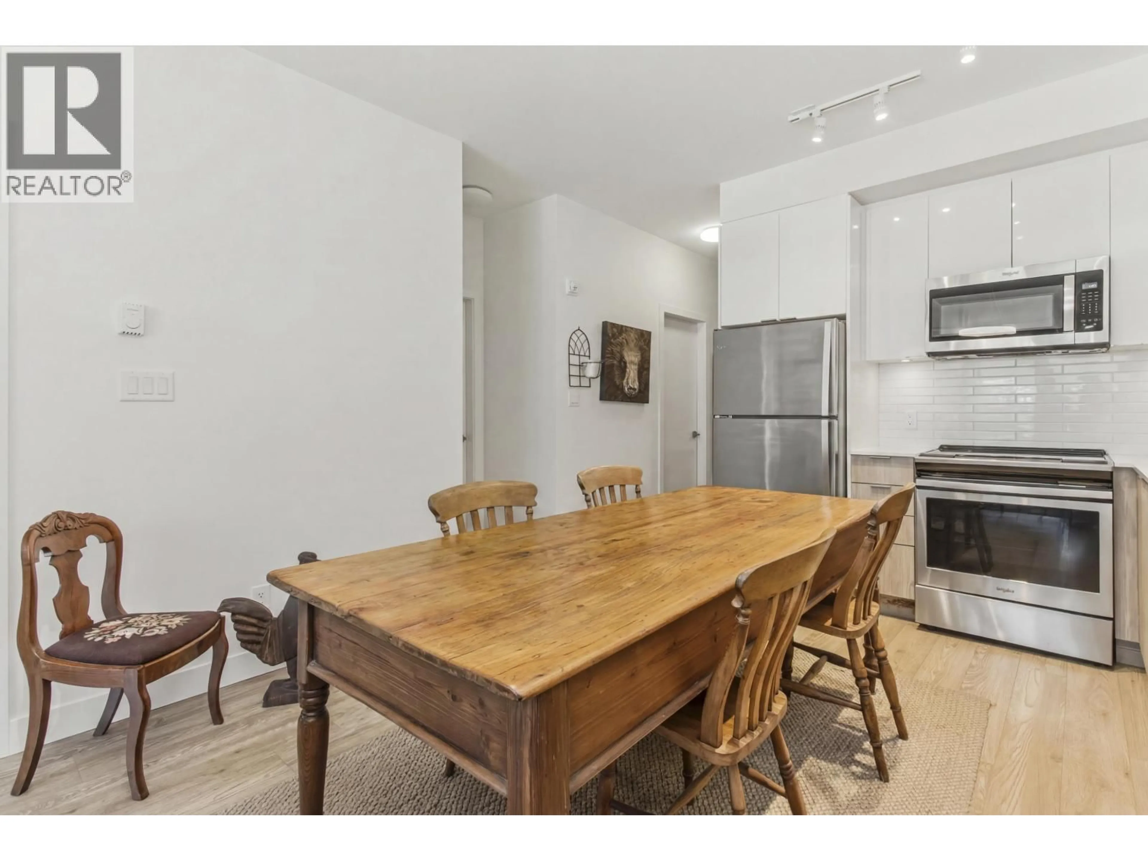 Dining room, wood/laminate floor for 505 - 37881 CLEVELAND AVENUE, Squamish British Columbia V8B0Z7