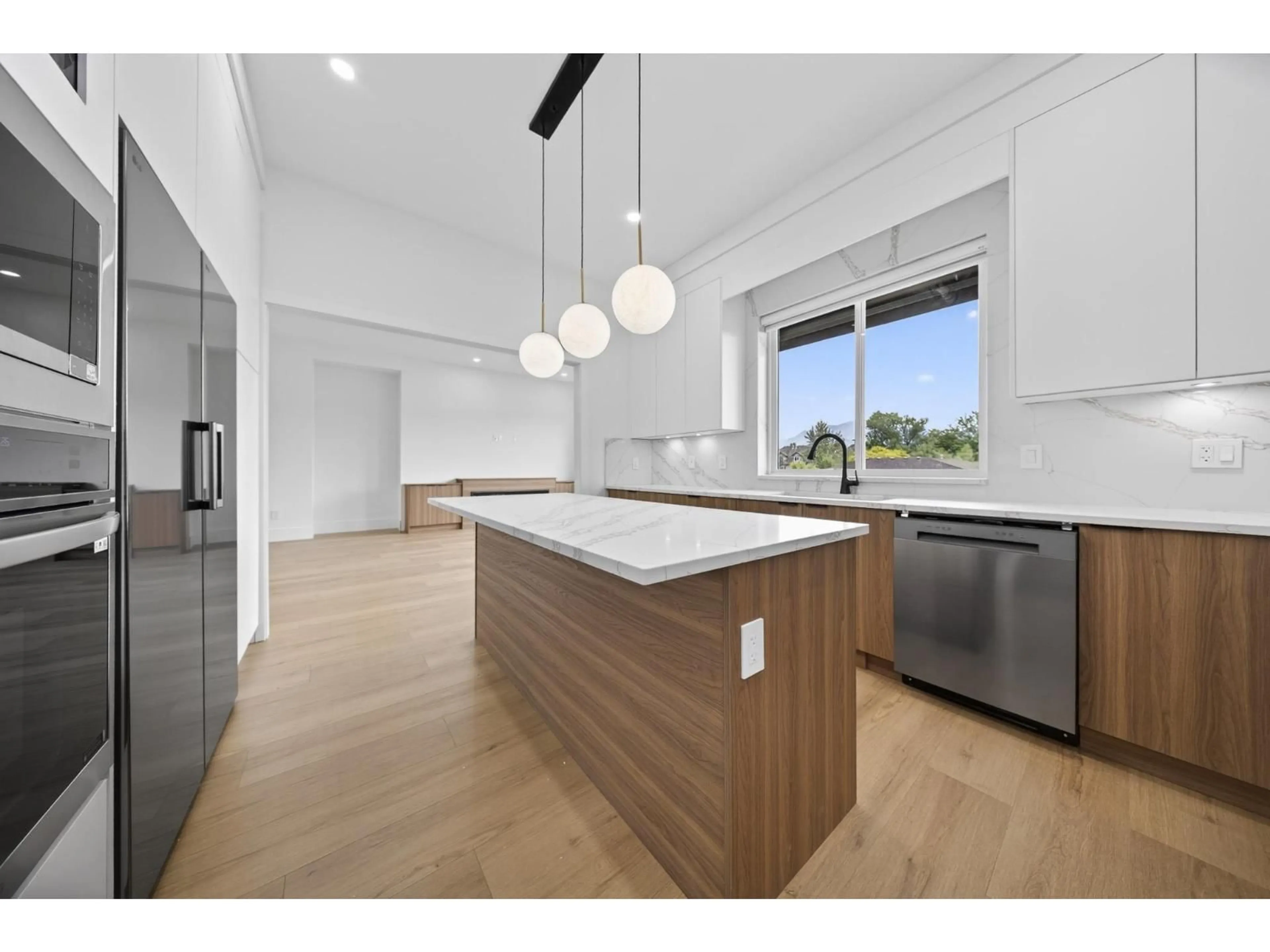 Open concept kitchen, wood/laminate floor for 46070 SOUTHLANDS CRESCENT, Chilliwack British Columbia V2P1B1