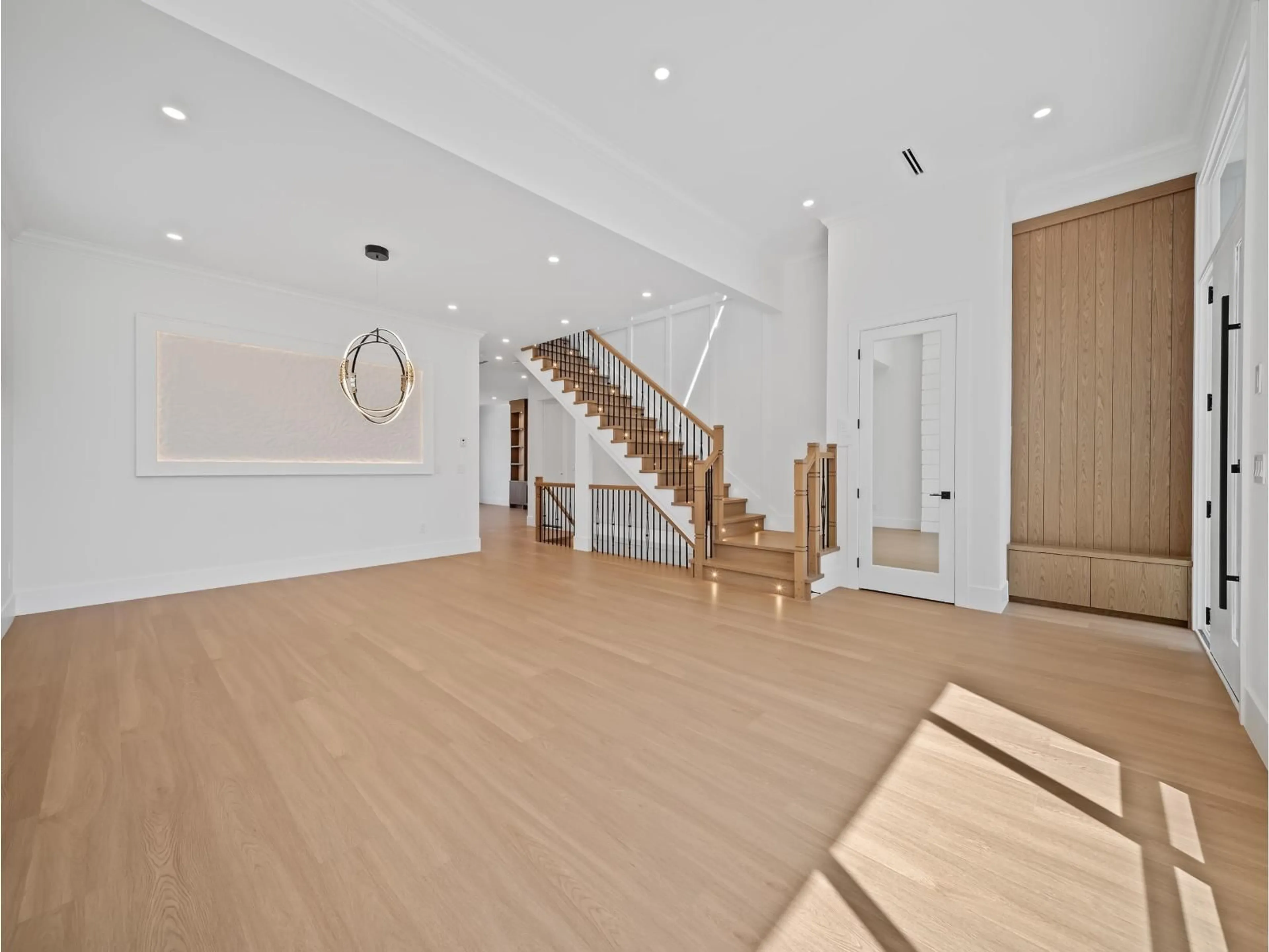 Indoor foyer for 13851 114 AVENUE, Surrey British Columbia V3R2L8