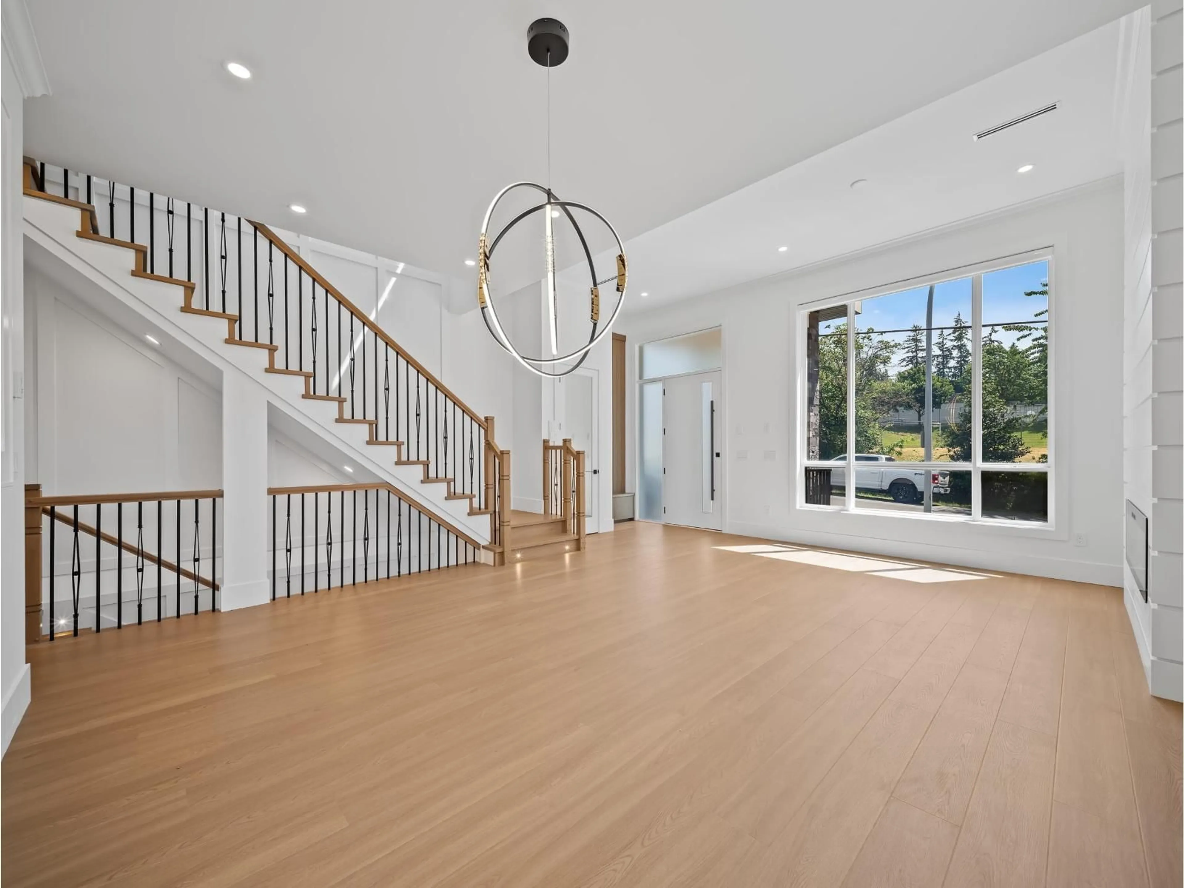 Indoor foyer for 13851 114 AVENUE, Surrey British Columbia V3R2L8