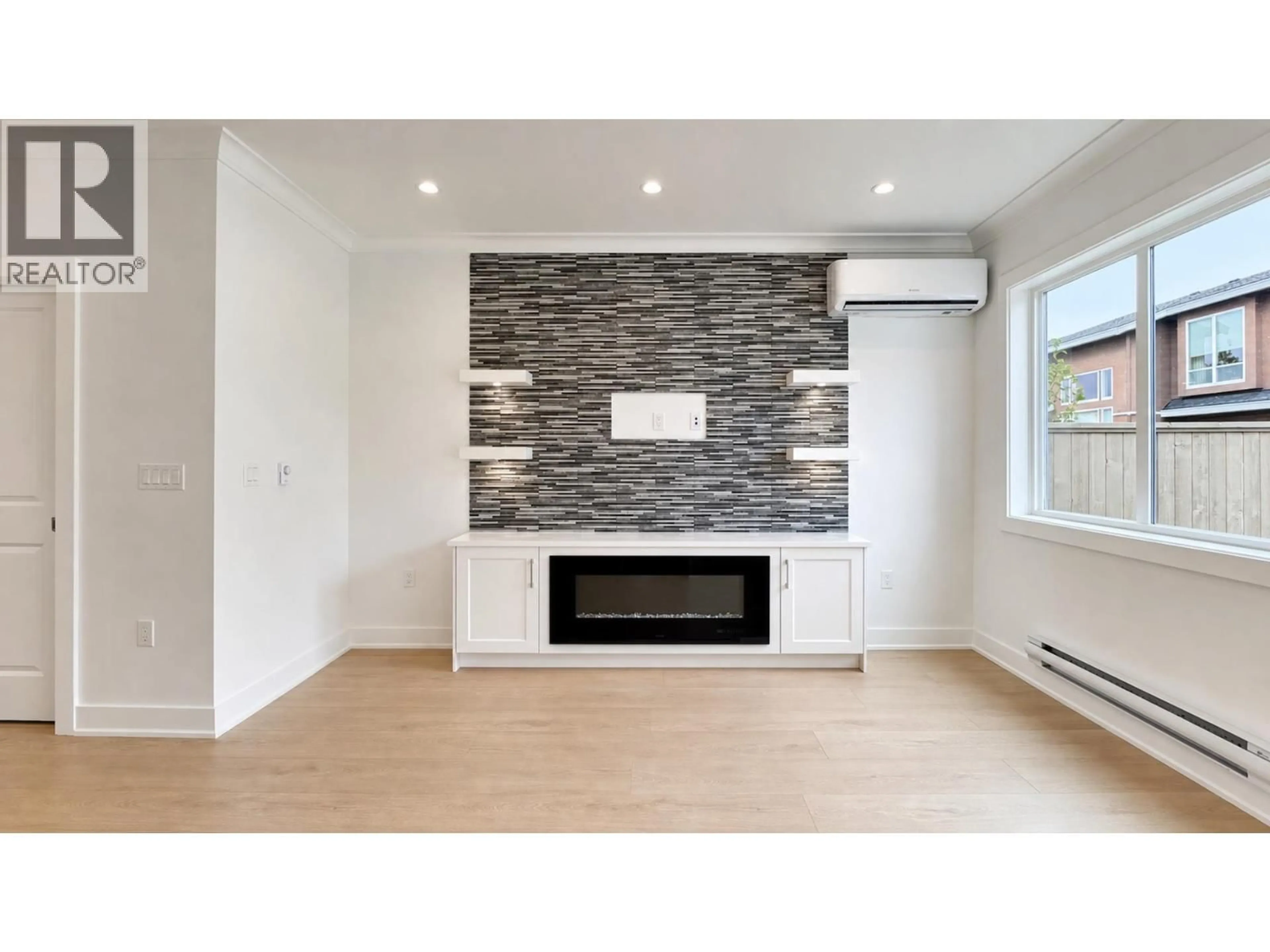 Living room with furniture, wood/laminate floor for 103 - 8233 WILLIAMS ROAD, Richmond British Columbia V7A1G4