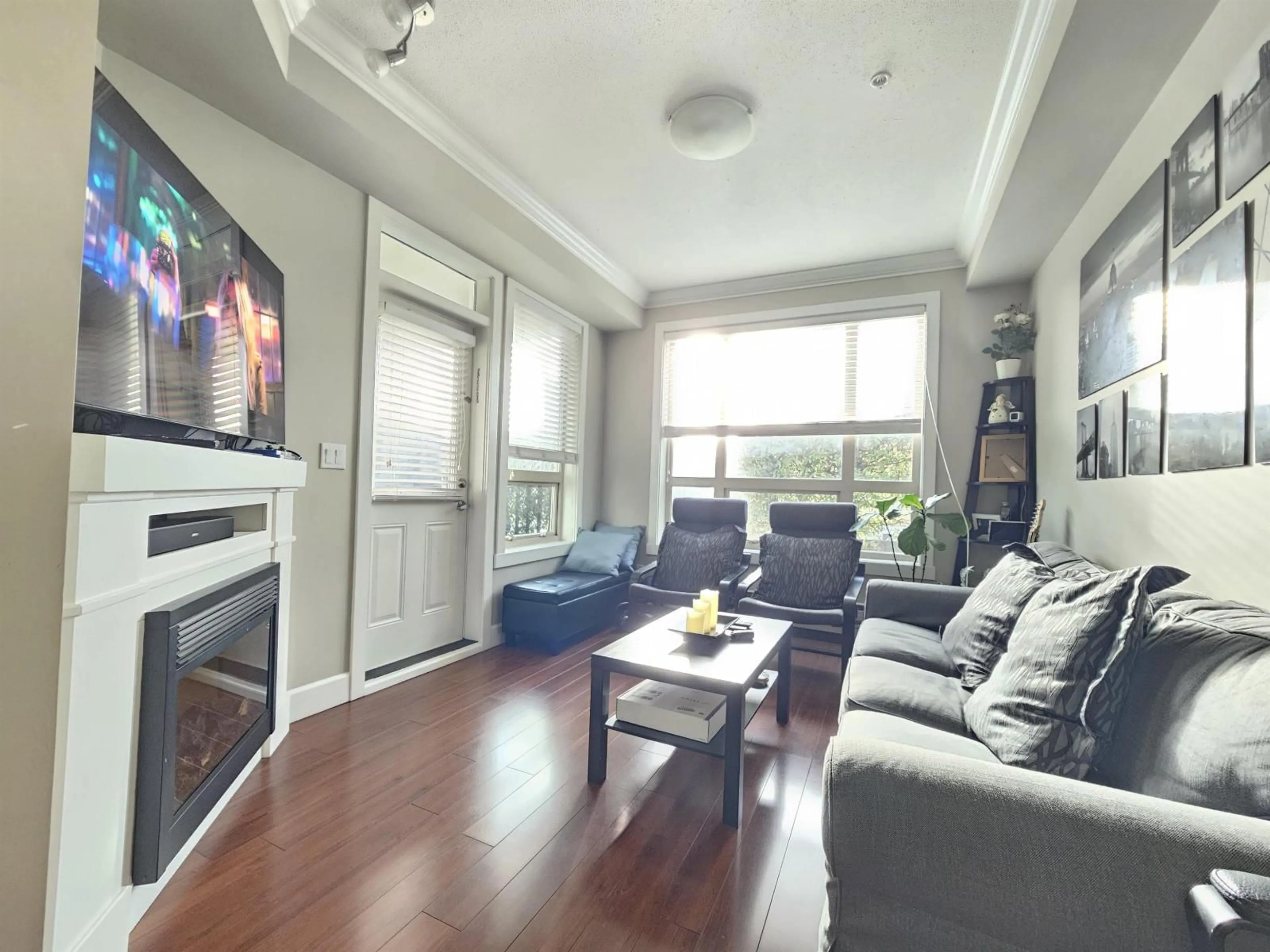 Living room with furniture, wood/laminate floor for 13897 FRASER HIGHWAY, Surrey British Columbia V3T4E6