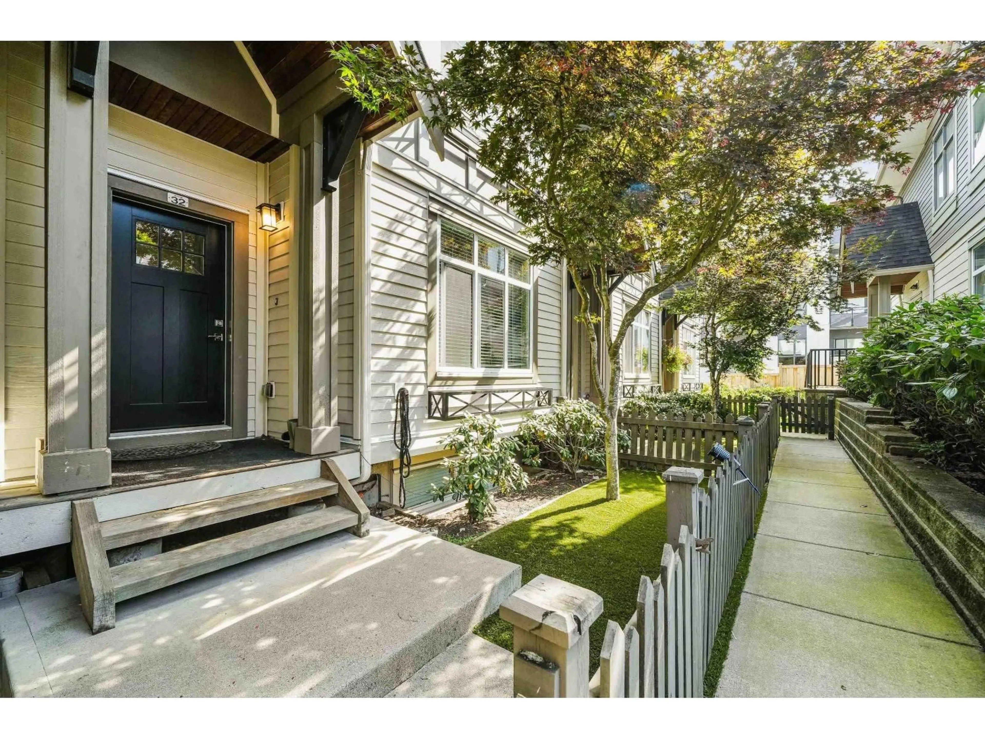 Indoor entryway for 32 - 6588 195A STREET, Surrey British Columbia V4N5W7