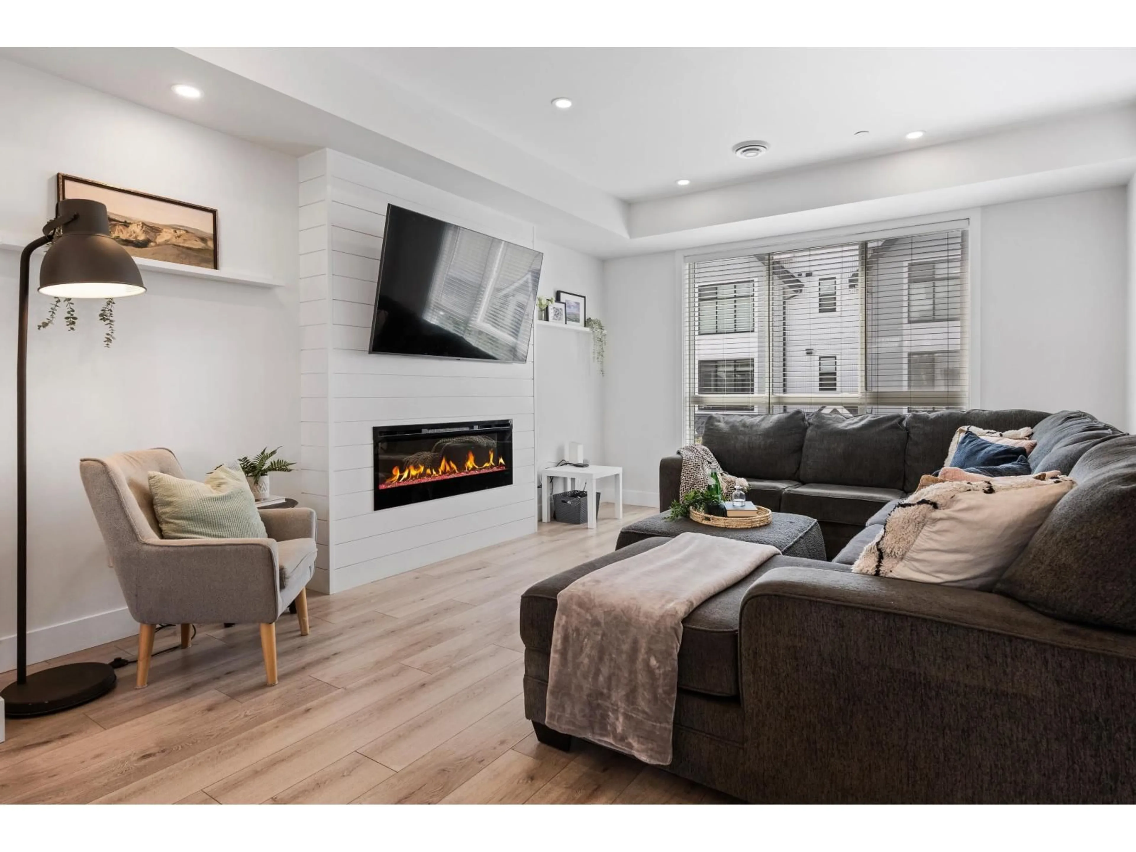 Living room with furniture, wood/laminate floor for 154 - 46211 PROMONTORY ROAD, Chilliwack British Columbia V2R6E5