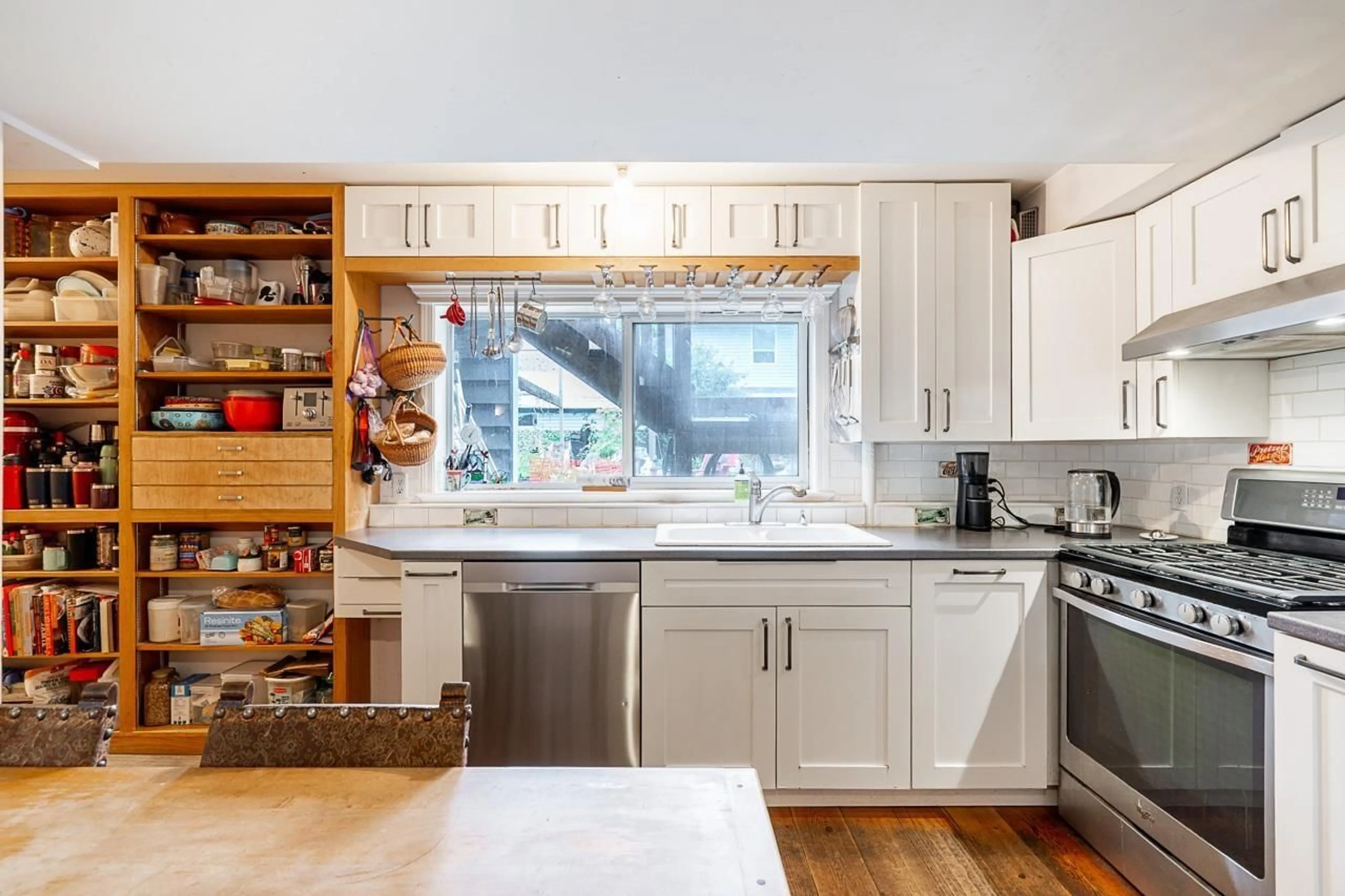 Contemporary kitchen, unknown for 15661 92 AVENUE, Surrey British Columbia V4N3C3