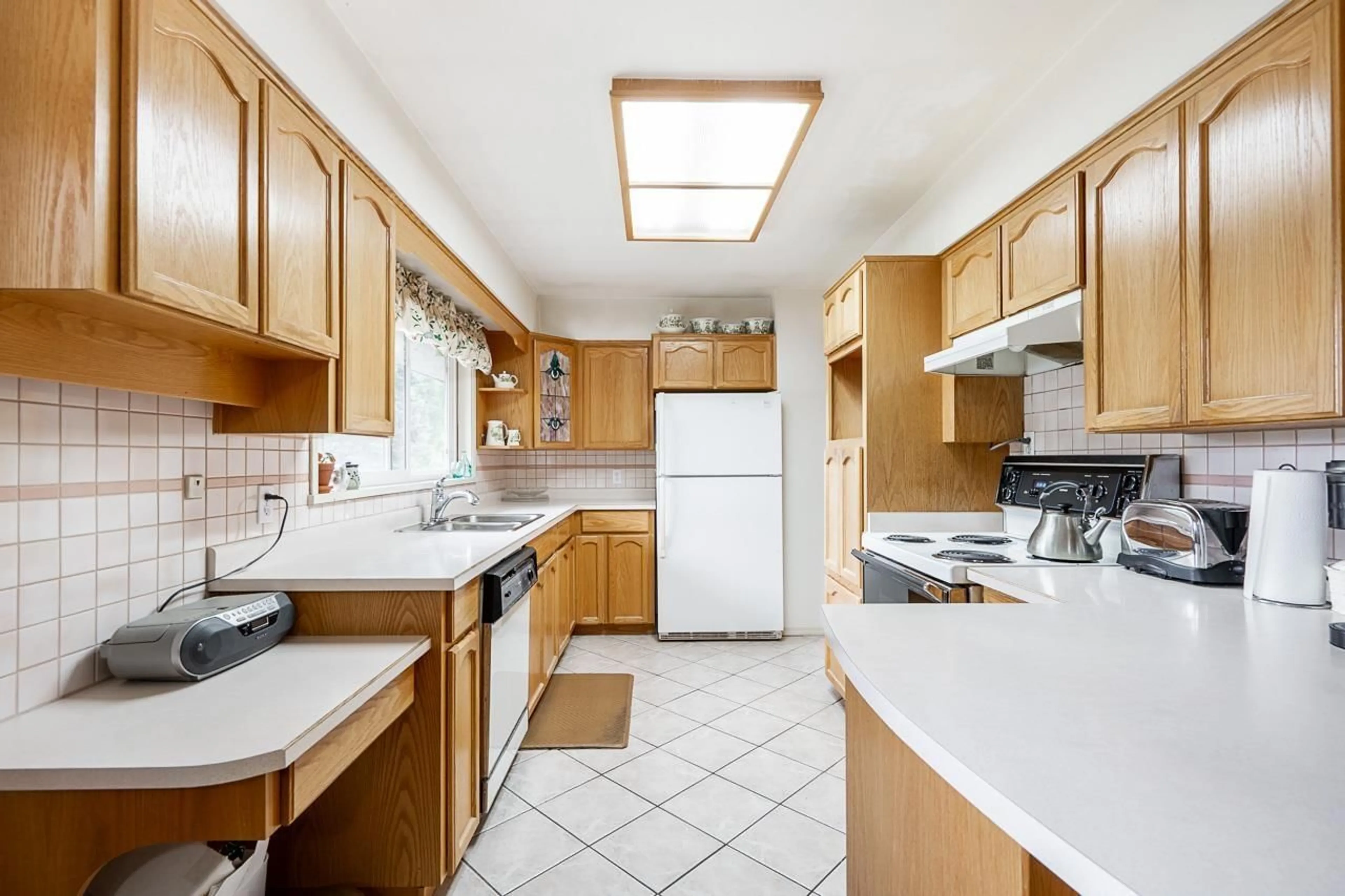 Standard kitchen, unknown for 15661 92 AVENUE, Surrey British Columbia V4N3C3