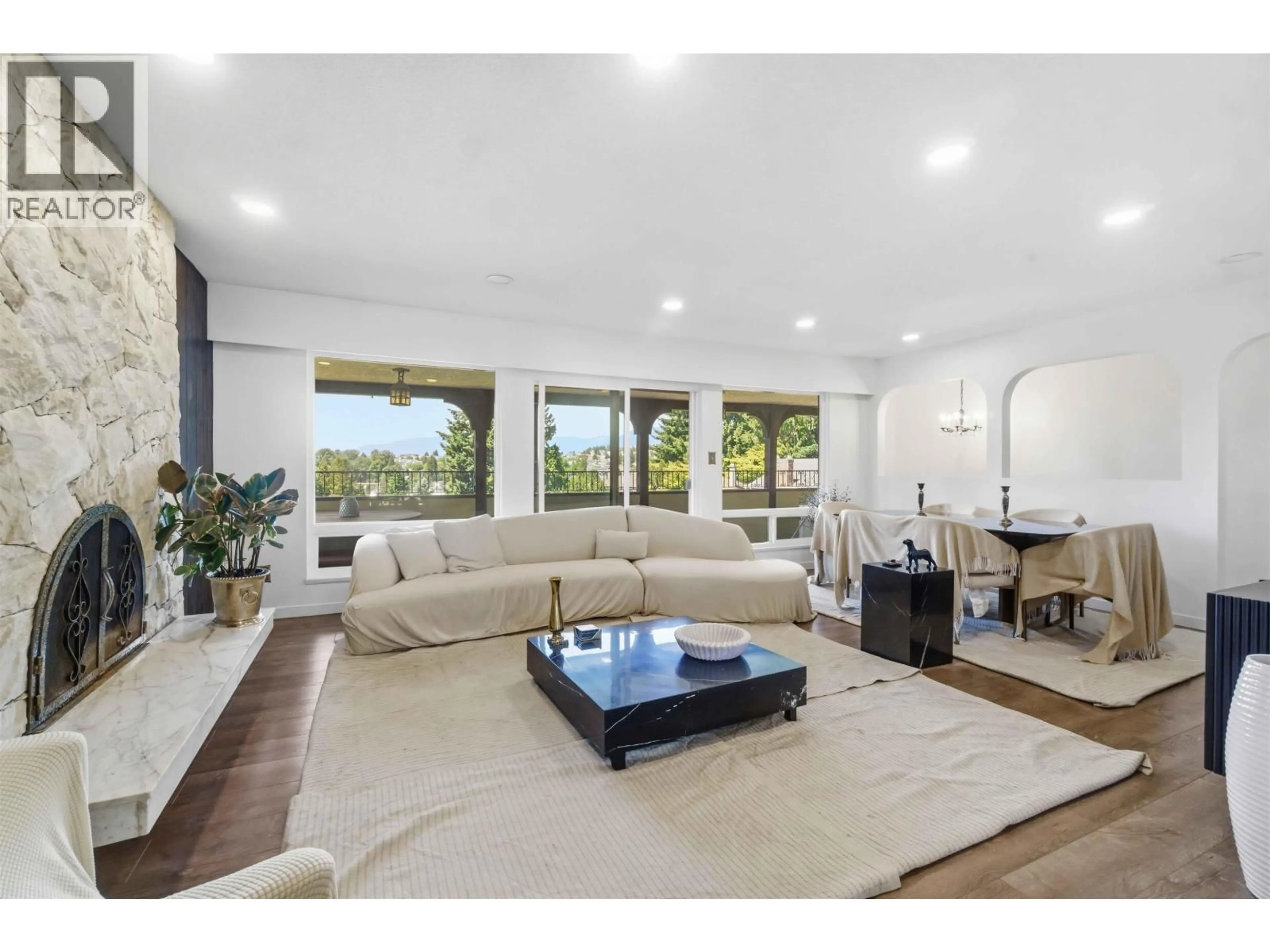 Living room with furniture, unknown for 5478 HEATHDALE COURT, Burnaby British Columbia V5B2H7