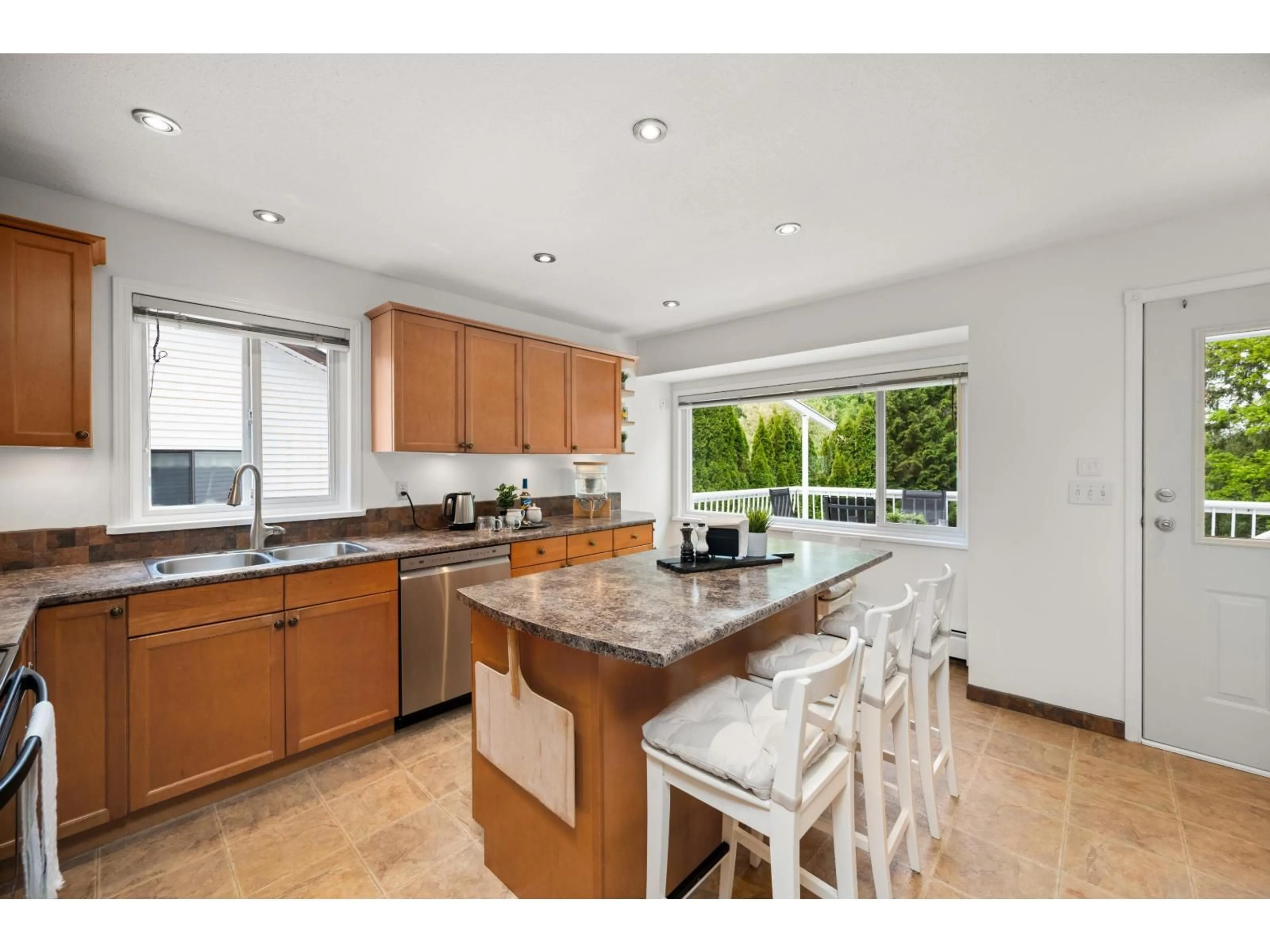 Open concept kitchen, ceramic/tile floor for 20533 TELEGRAPH TRAIL, Langley British Columbia V1M1A7