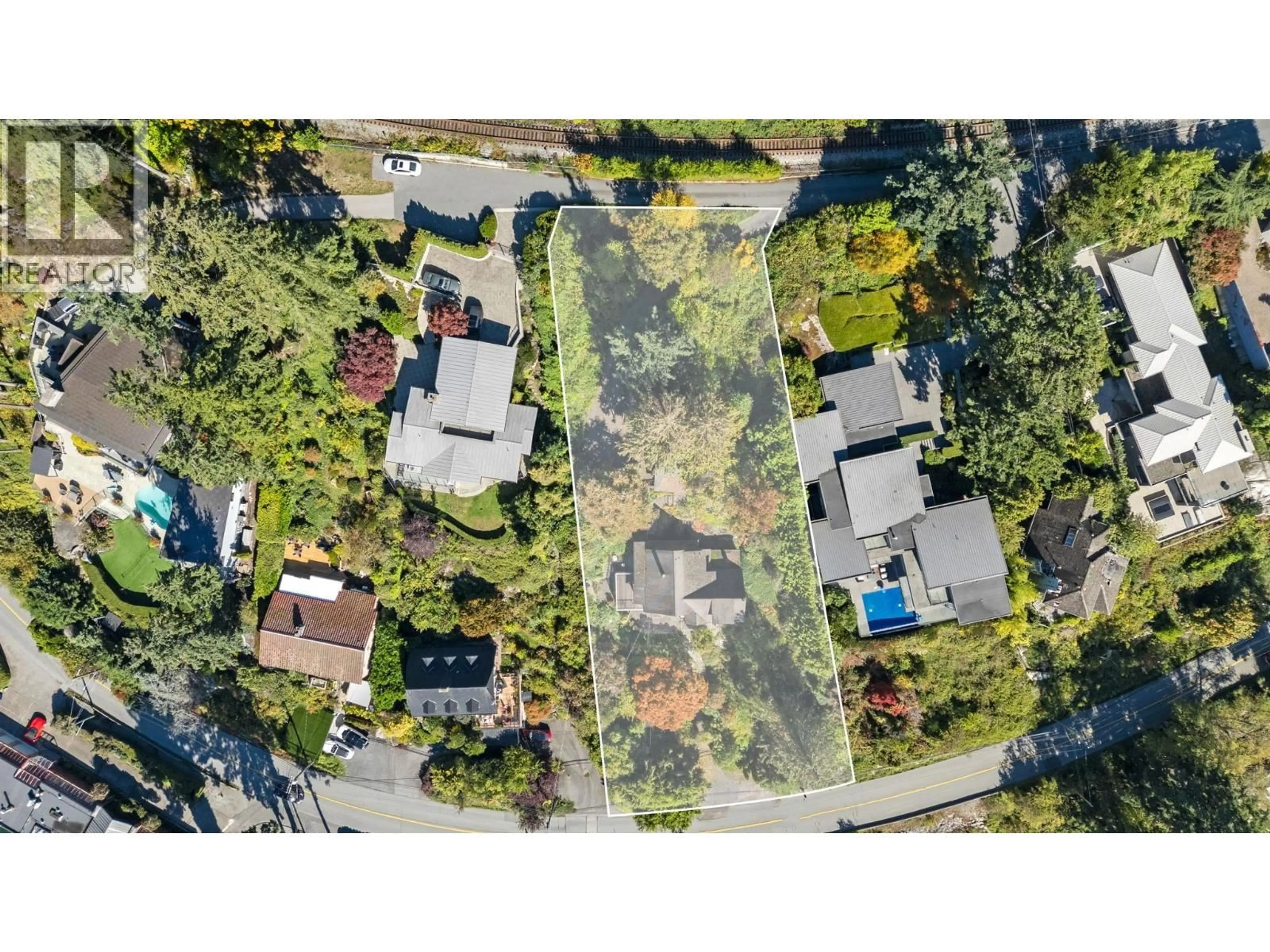 A pic from outside/outdoor area/front of a property/back of a property/a pic from drone, street for 3721 SUNSET LANE, West Vancouver British Columbia V7V1N3